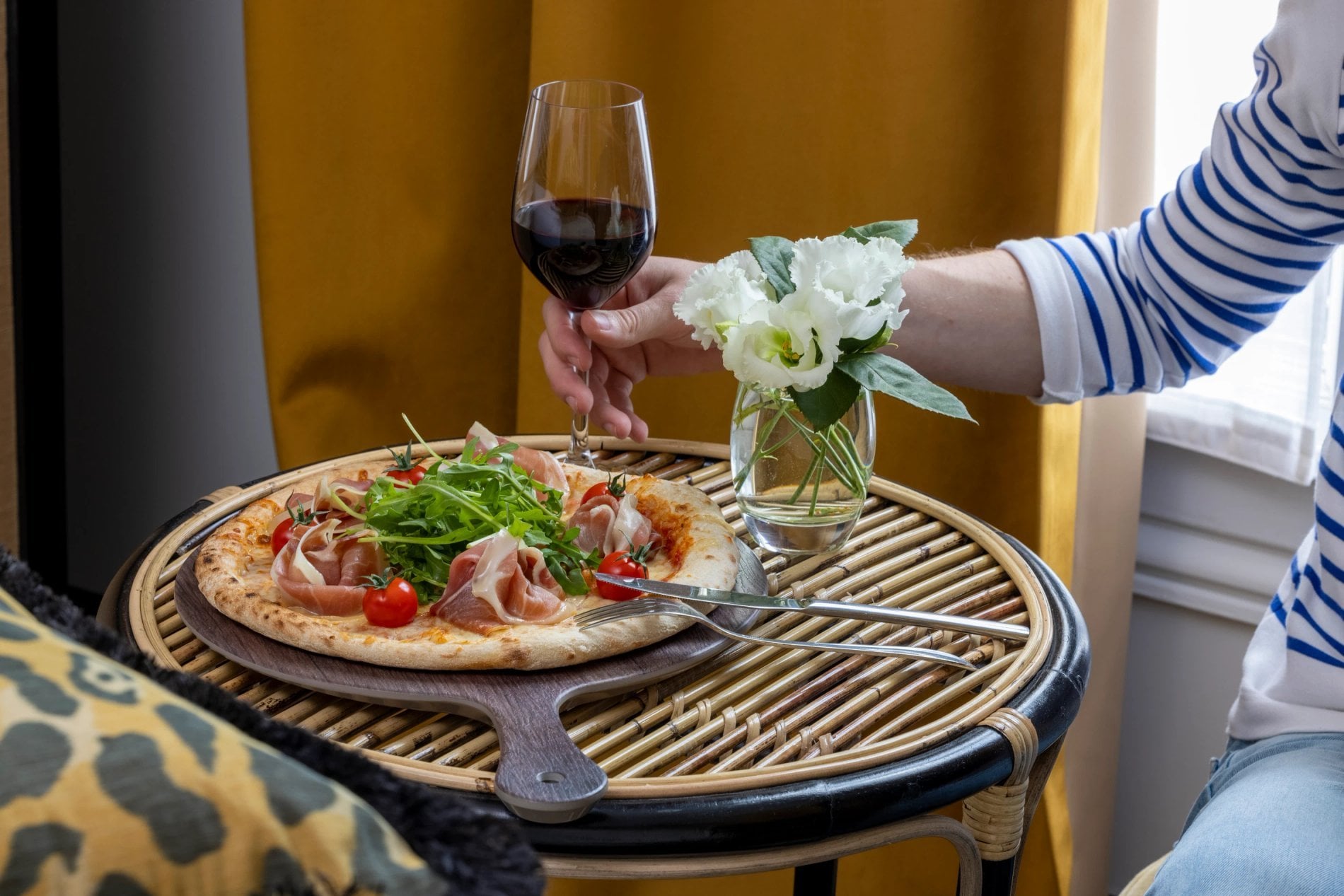 Grand Hôtel Chicago room service pizza vin