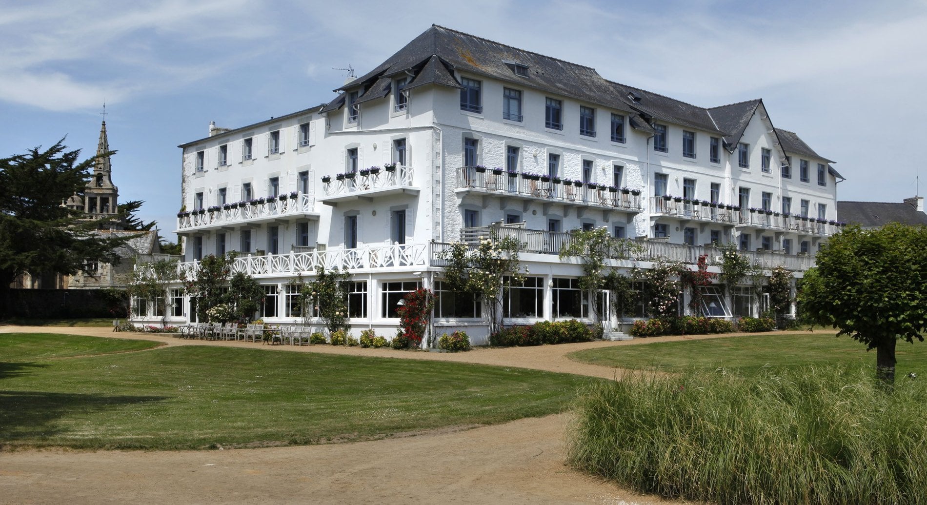 Exterior view of the Grand Hôtel des Bains facing the garden, charming seaside hotel in the Bay of Morlaix