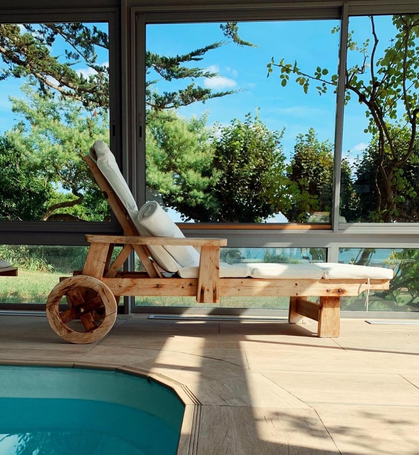 Espace détente du spa du Grand Hôtel des Bains avec transat en bois et vue sur la nature, moment de relaxation en Bretagne