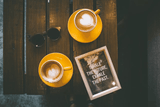  2 latte et un livre sur une table