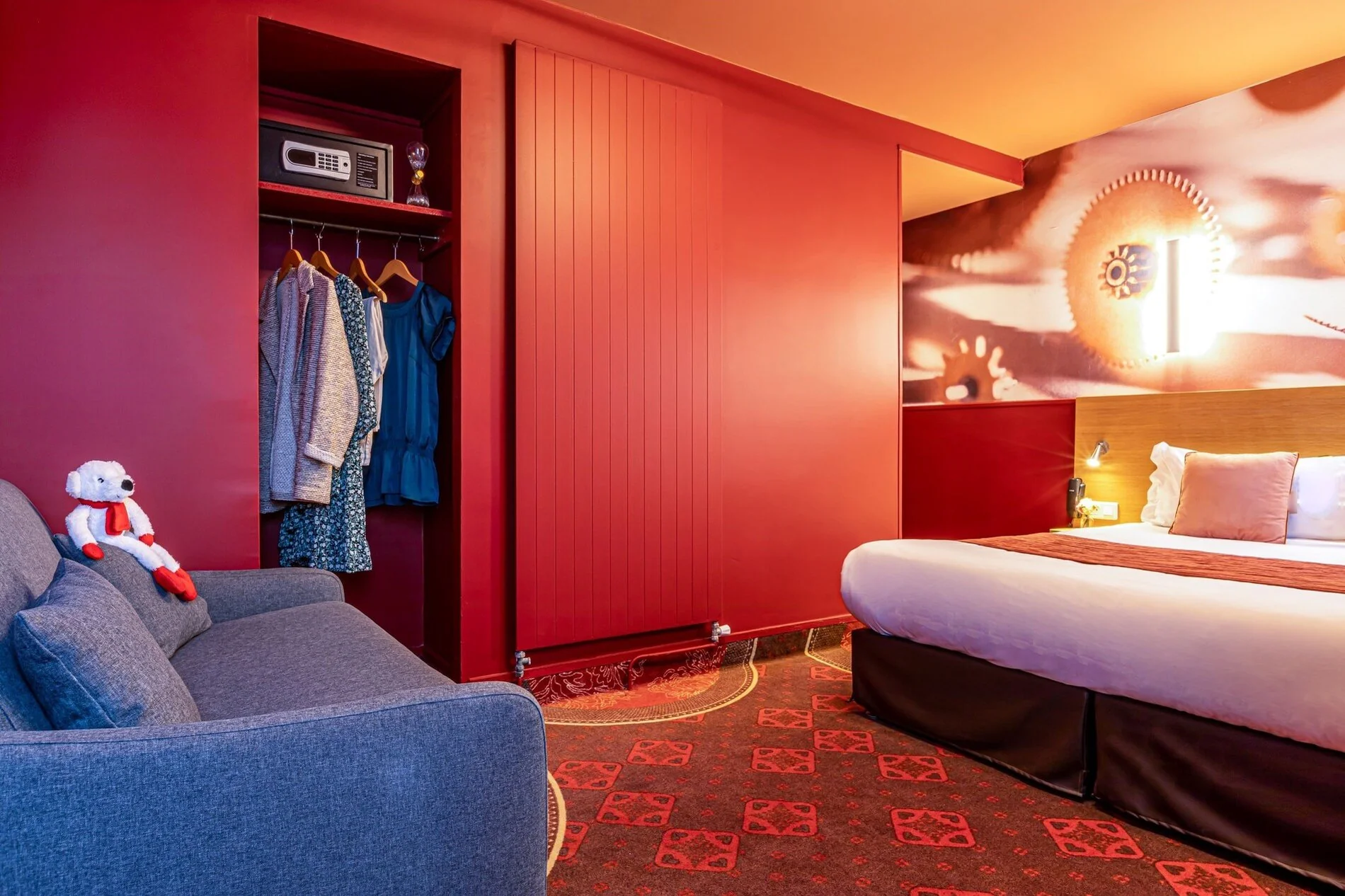 Chambre Triple spacieuse de l'Hôtel Ariane Montparnasse avec canapé, rangements et literie confortable à Paris 14