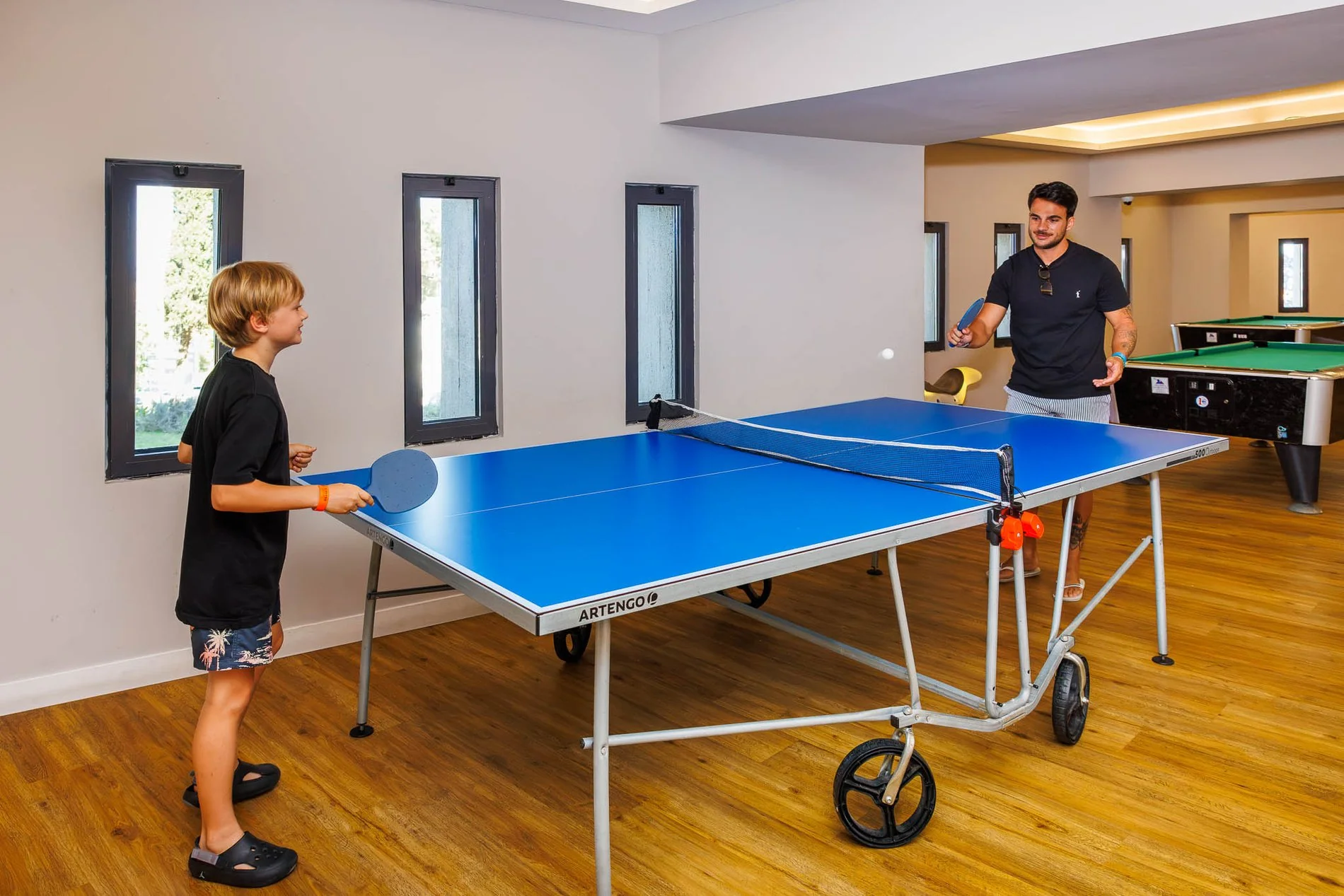 Kind spielt Tischtennis im Teens Club des Jupiter Albufeira Hotels