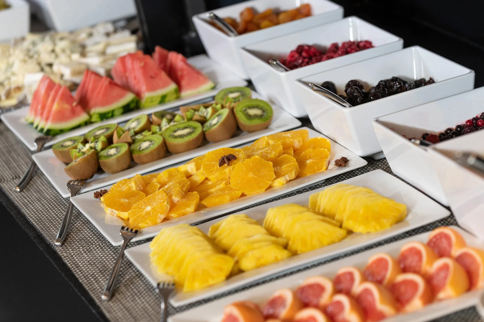 Frisches Obstbuffet mit einer Vielfalt an Farben und Geschmäckern