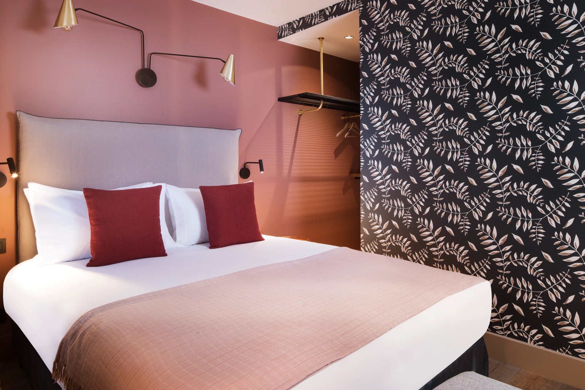 Hotel Maxim Quartier Latin Deluxe Room Closet