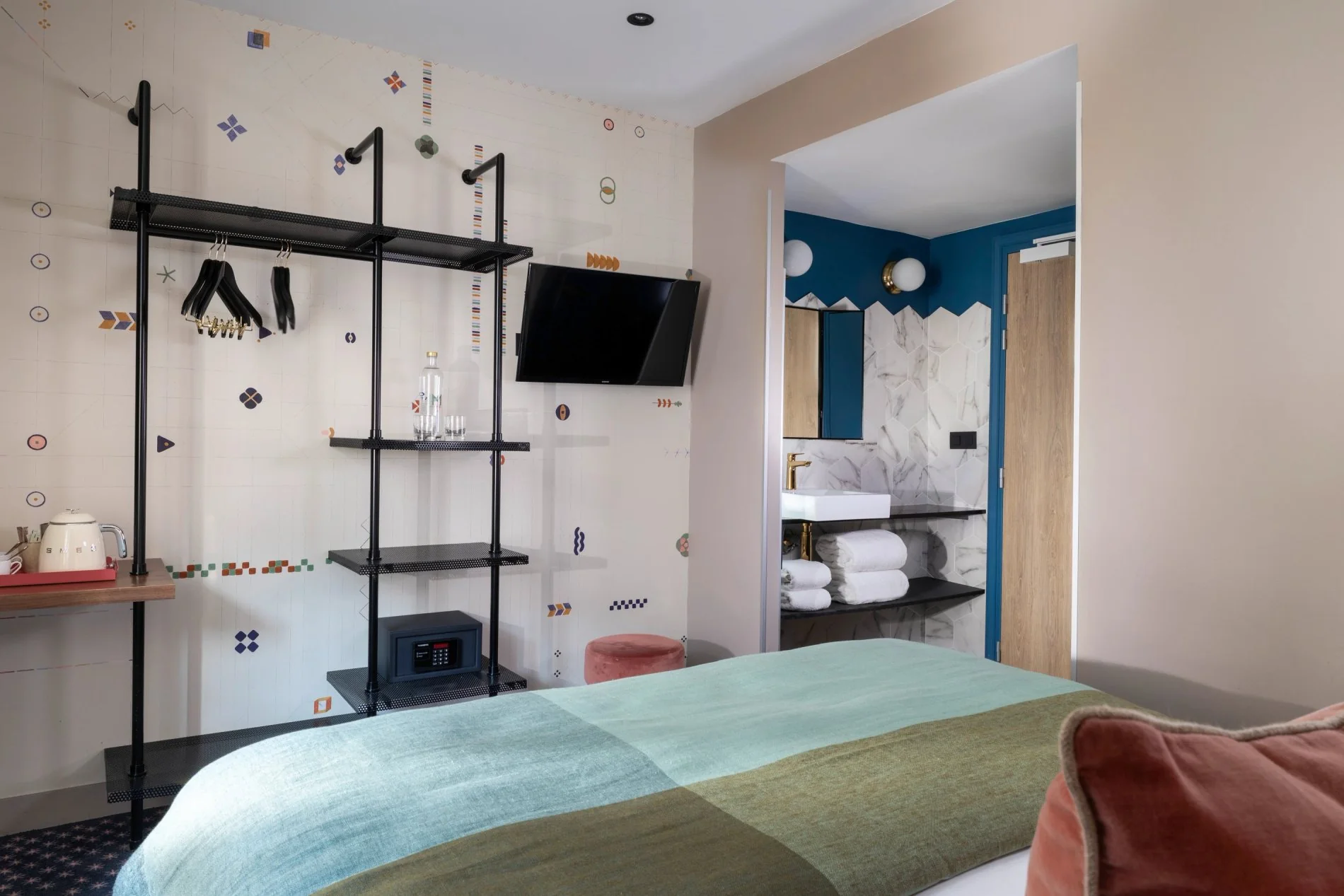 Hôtel Maxim Folies Chambre Deluxe Penderie Bouilloire TV Salle de Bain