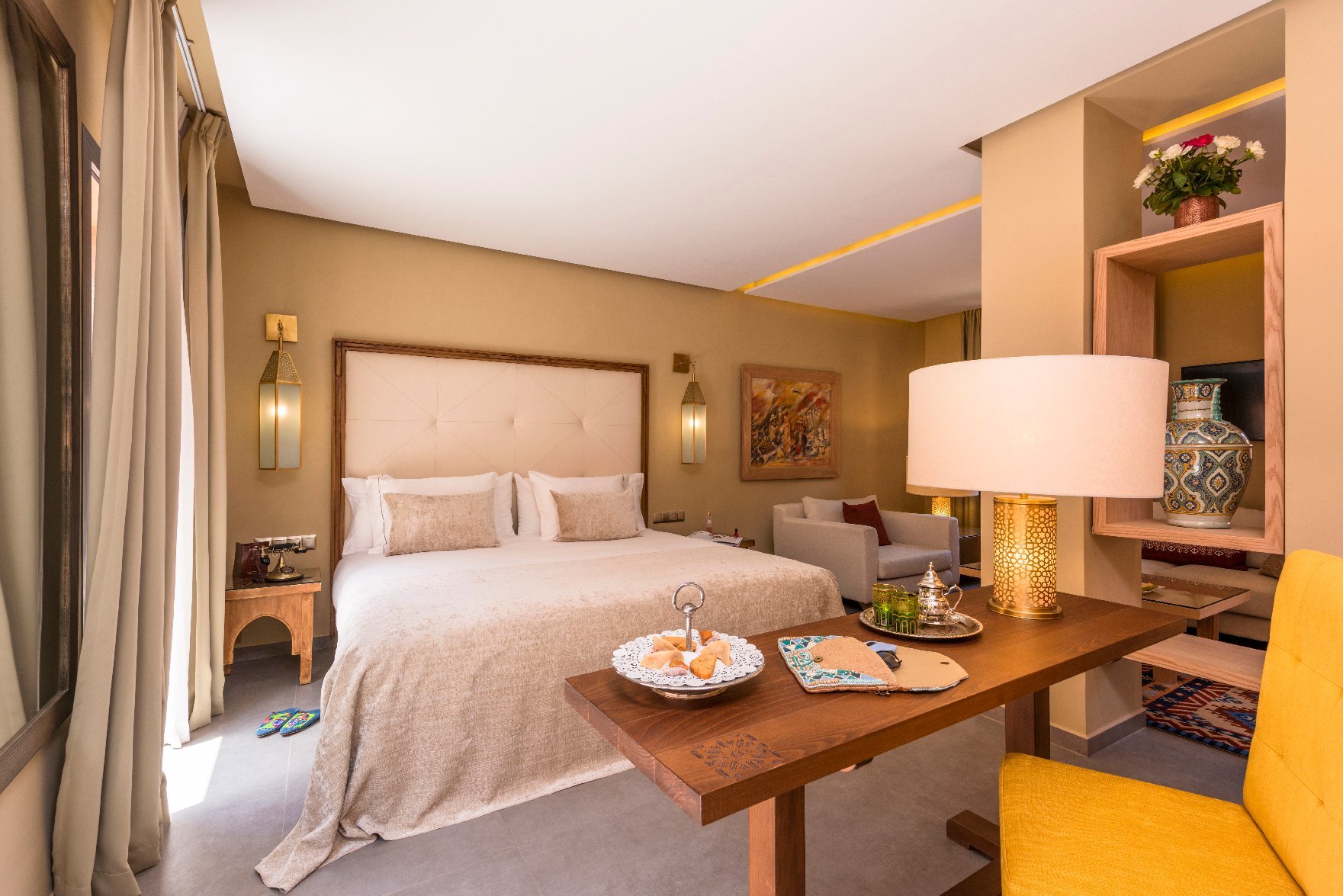 Chambre lumineuse de la Suite Junior au Berbère Palace à Ouarzazate