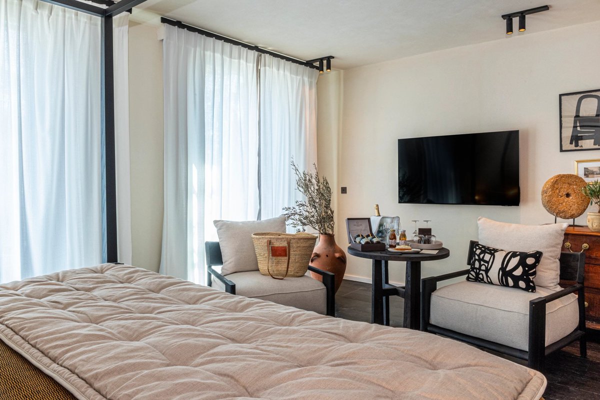 Isle de Leos, Junior Suite lumineuse avec coin salon élégant à L’Isle de Leos