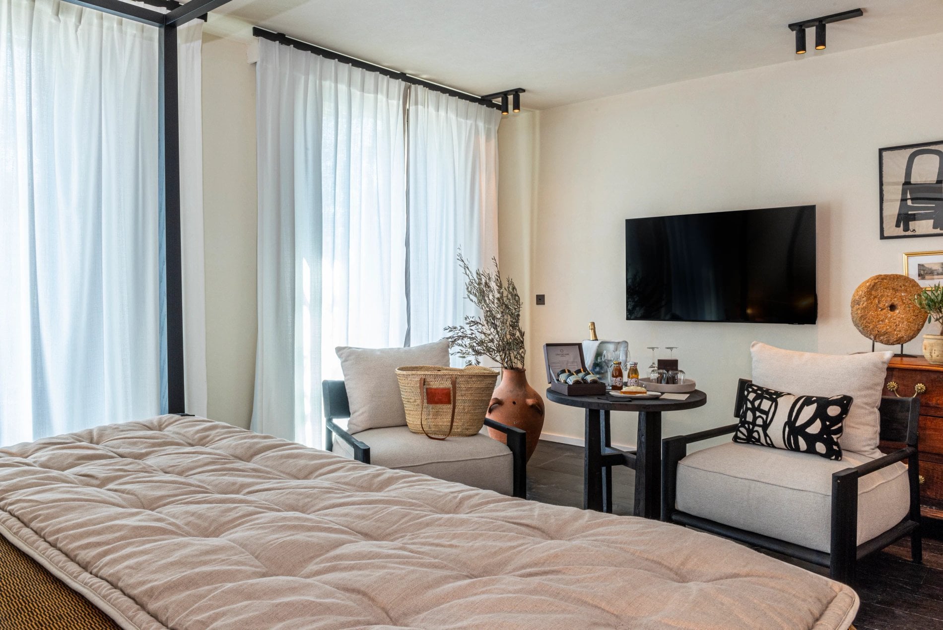 Junior Suite lumineuse avec coin salon élégant à L’Isle de Leos