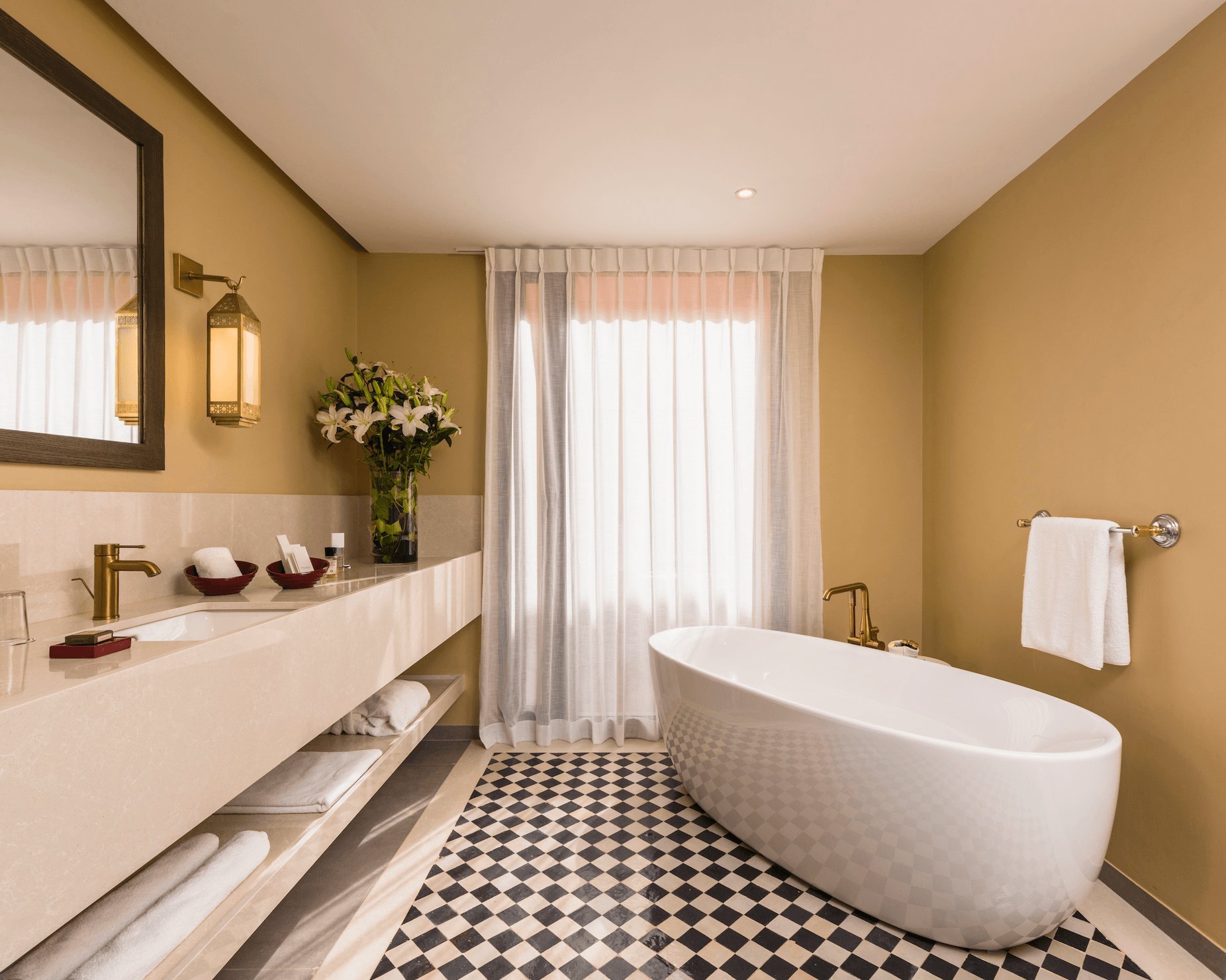 Salle de bain élégante de la Suite Grand Vizir au Berbère Palace à Ouarzazate