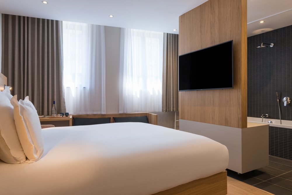 Nô Room, the hotel's signature 25 m² room with open-plan bathroom equipped with bathtub; separate toilet.