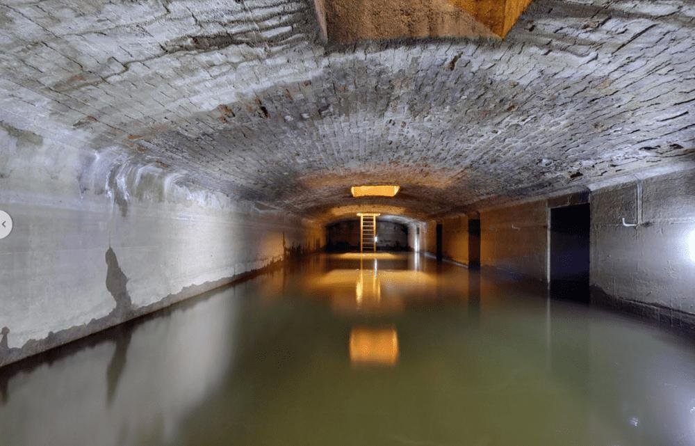Le lac souterrain de l'Opéra de Paris stabilise la structure dans un sol marécageux et engendre l'hitsoire du fantôme de l'Opéra.