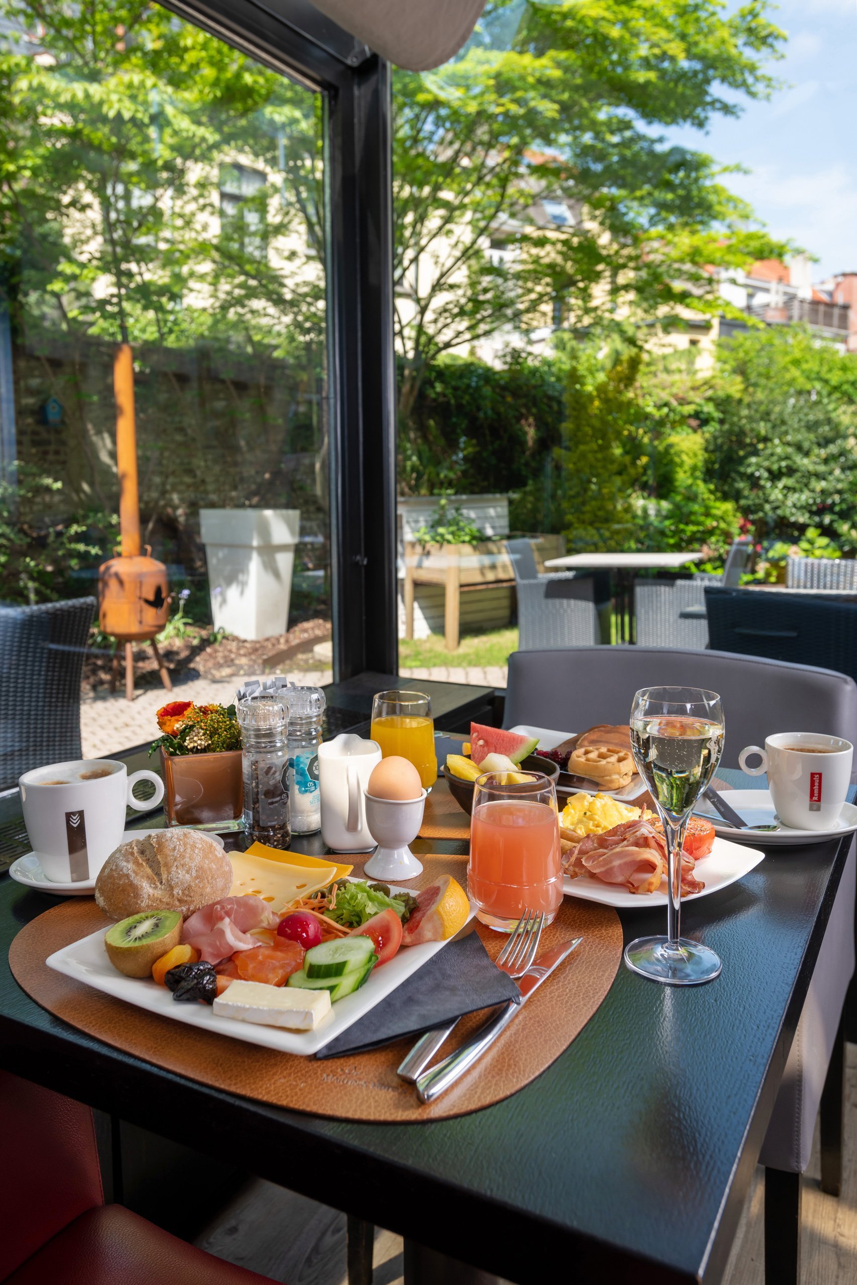 Gourmetfrühstück mit Blick auf den Garten