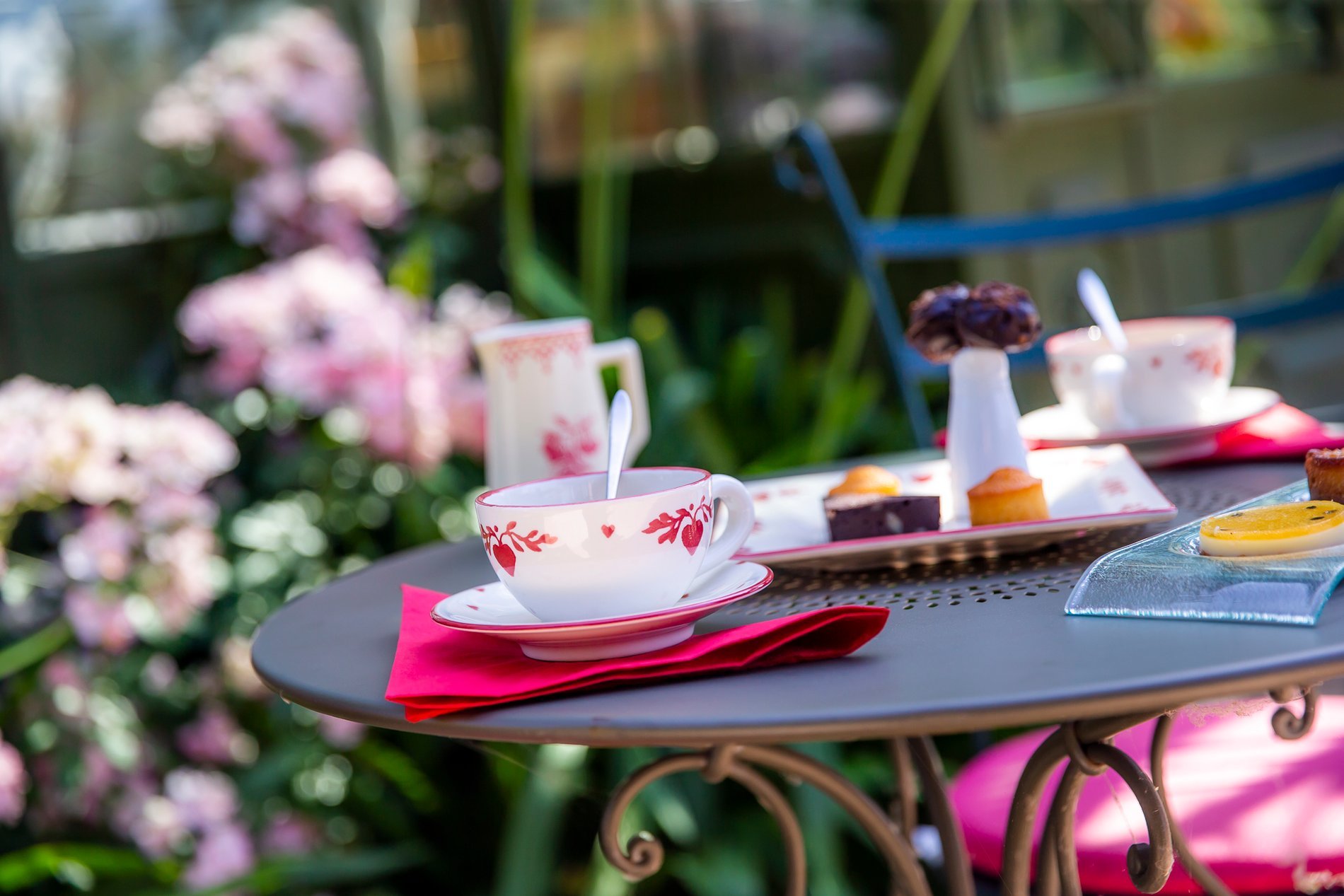 Detail of an outdoor breakfast table at Hotel La Ramade, symbolizing the quality of culinary services.