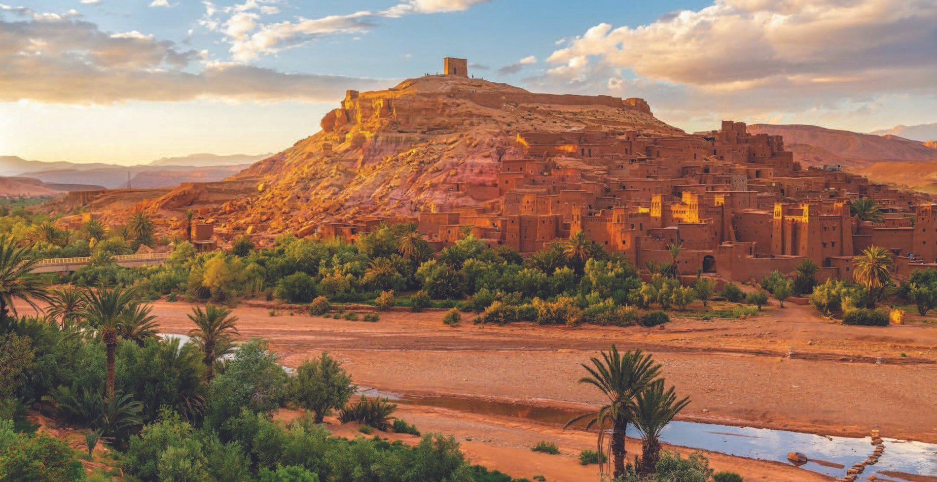 Kasbah et oasis verdoyante au pied des montagnes à proximité du Berbère Palace