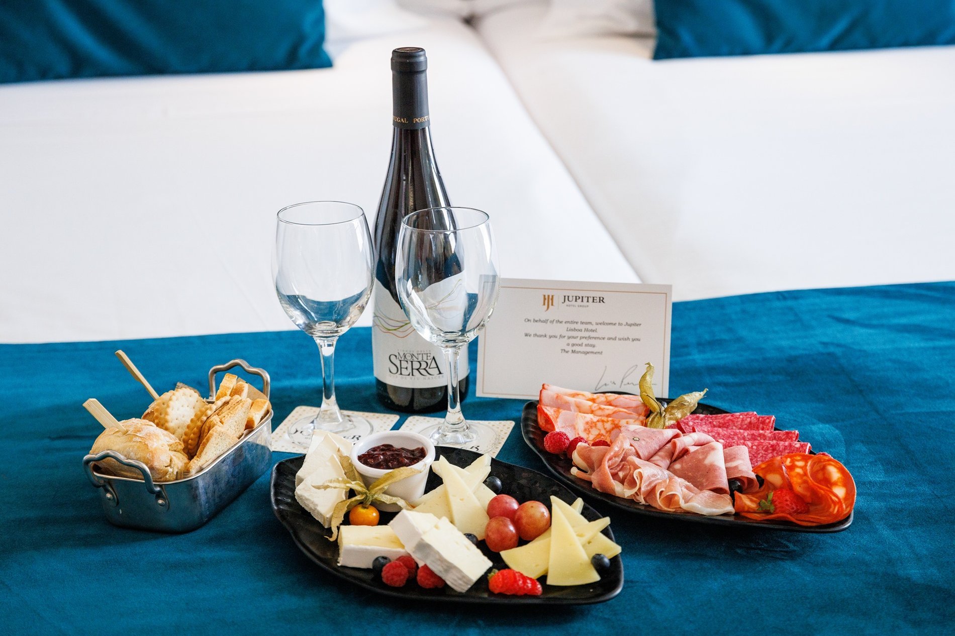 Godetevi un tagliere di salumi accompagnato da vino per trasformare il vostro soggiorno in un’esperienza gastronomica straordinaria.