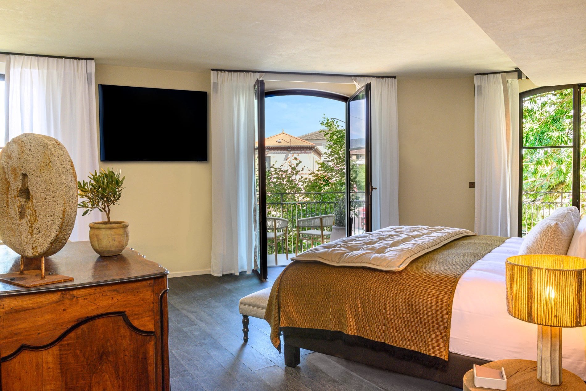 Chambre avec grande baie vitrée ouverte sur la nature à L’Isle de Leos.