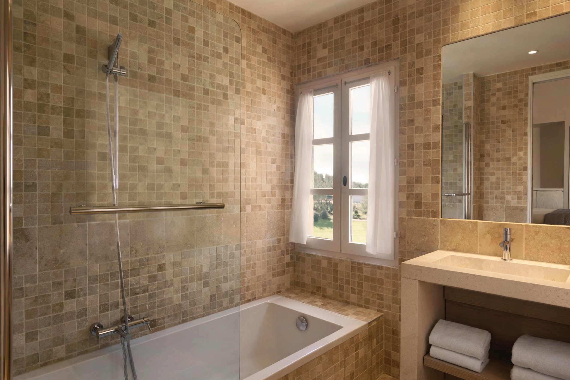 Bathroom of the Deluxe Room with Golf & Sea View at the hotel Le Frégate Provence