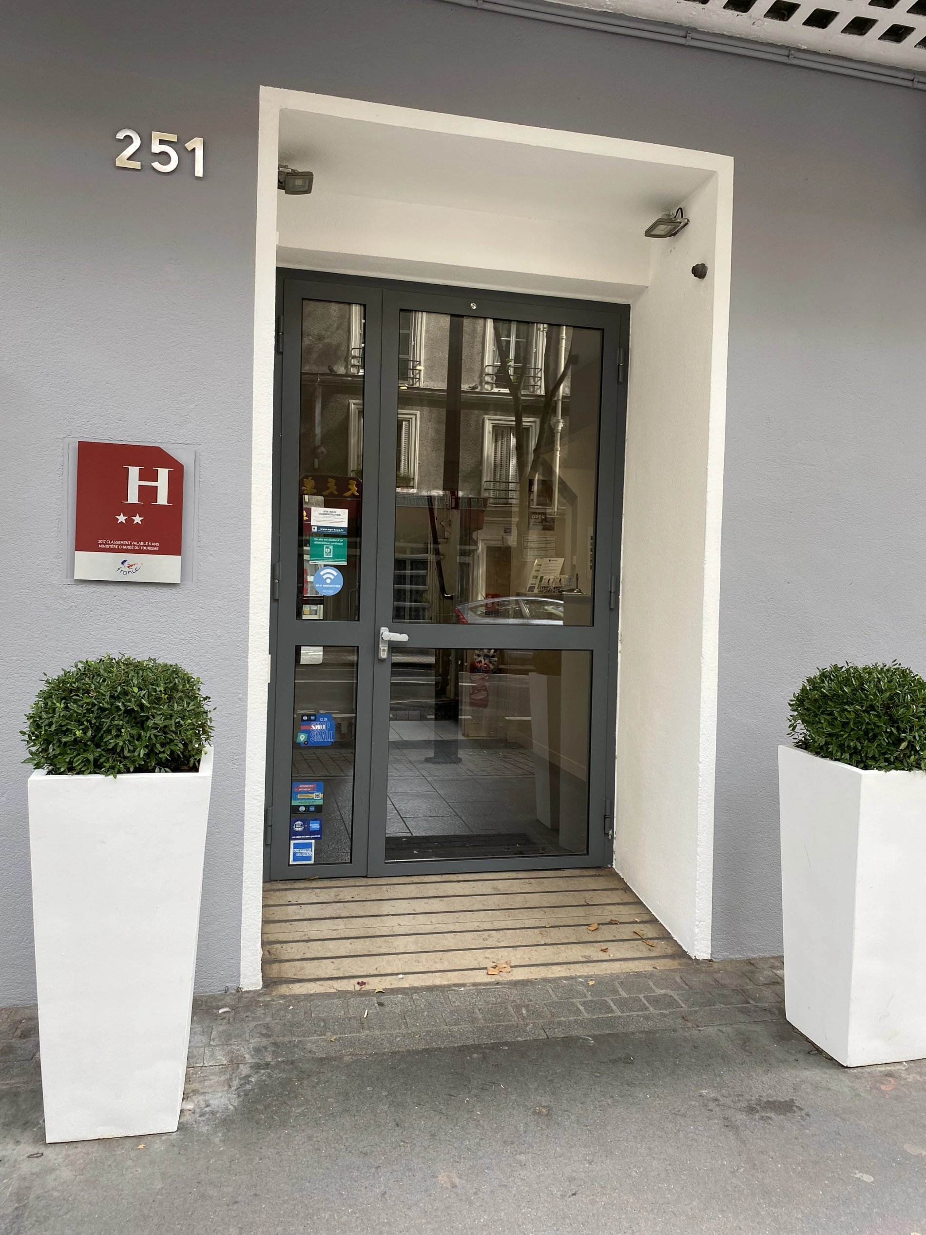 Entrée principale du Timhotel Boulogne-Rives-de-Sein