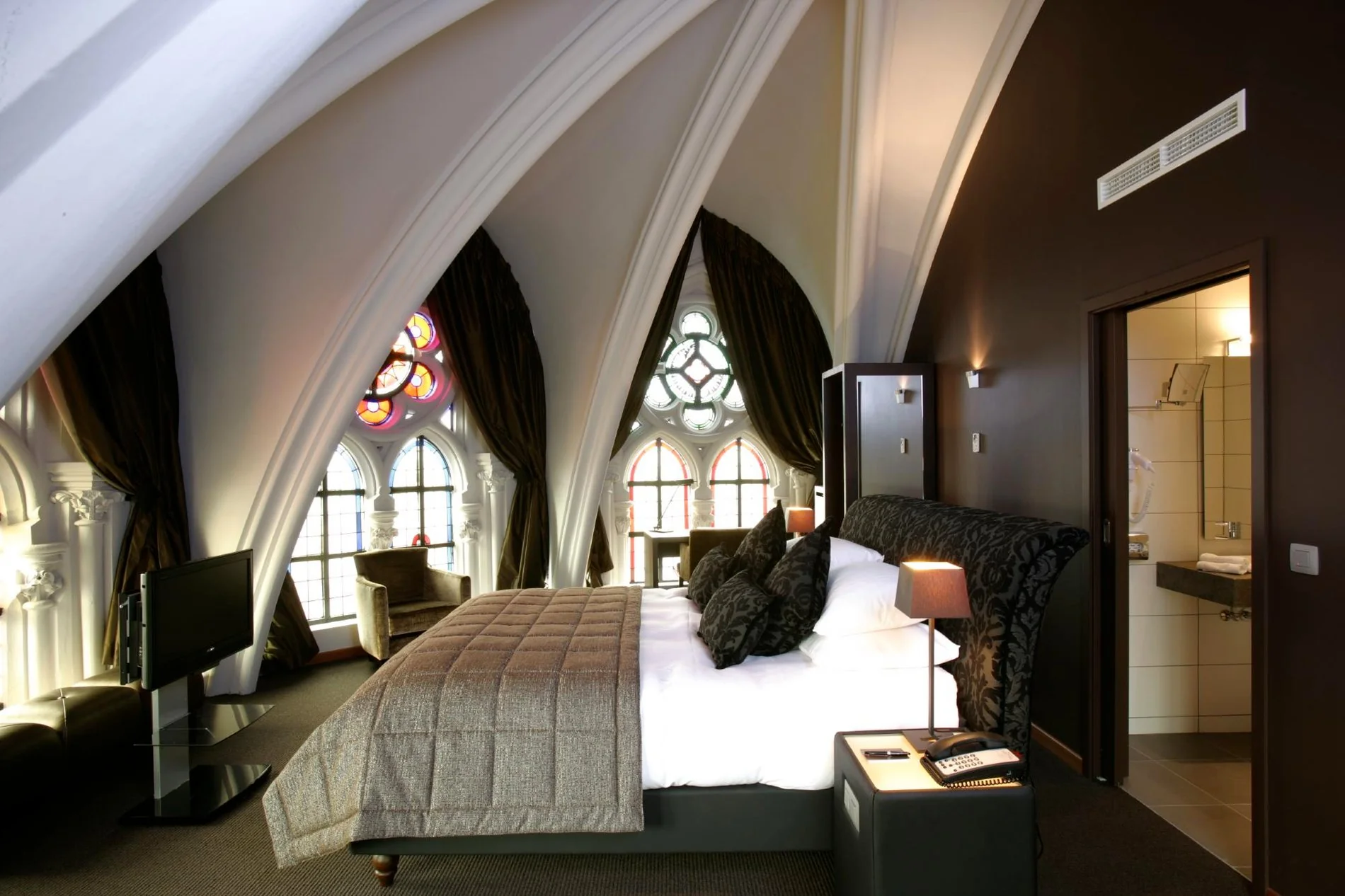 Suite Best of Home, chambre avec TV, hôtel église, hôtel insolite