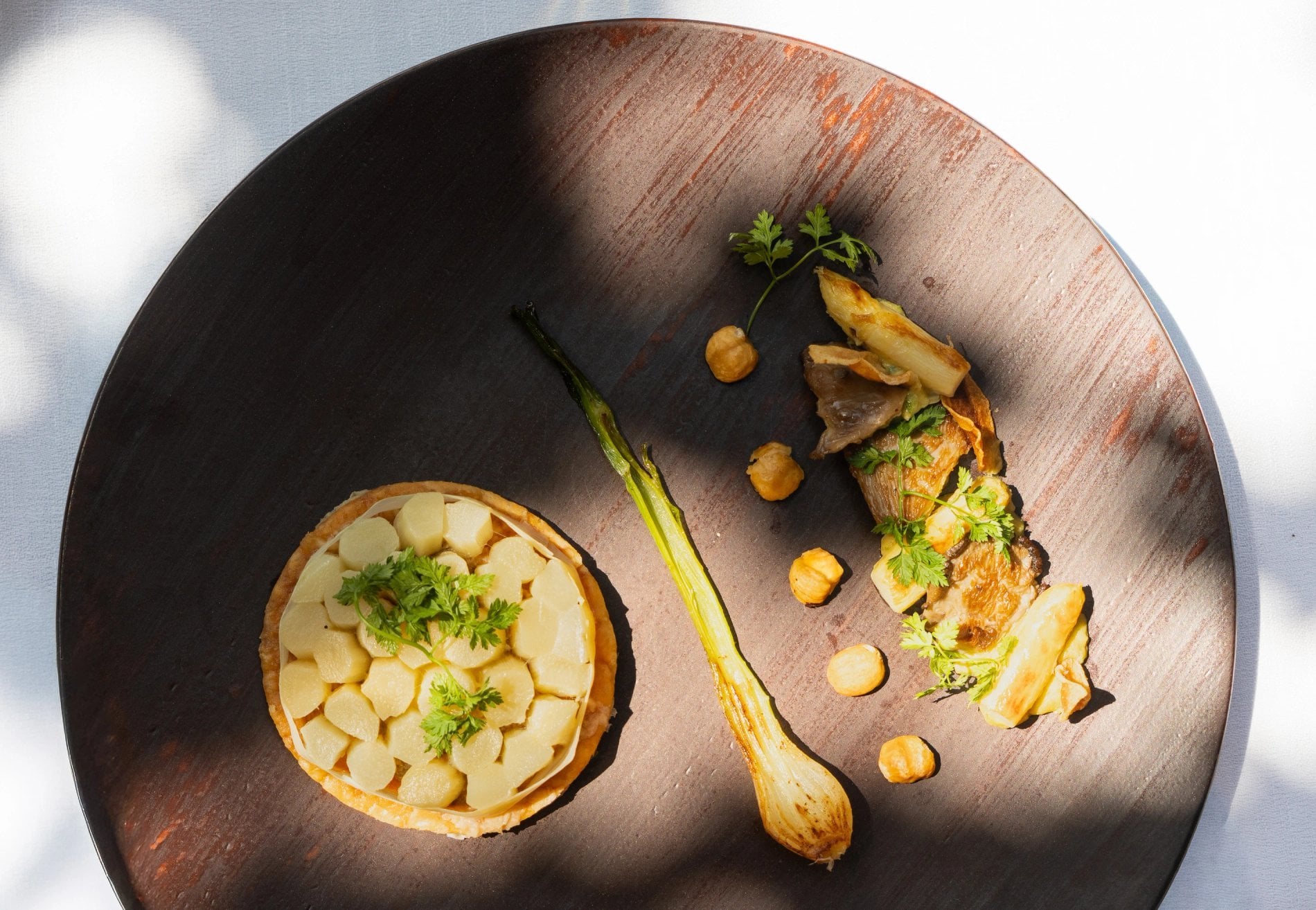 Assiette d'asperge servis au restaurant gastronomique le Bon Laboureur