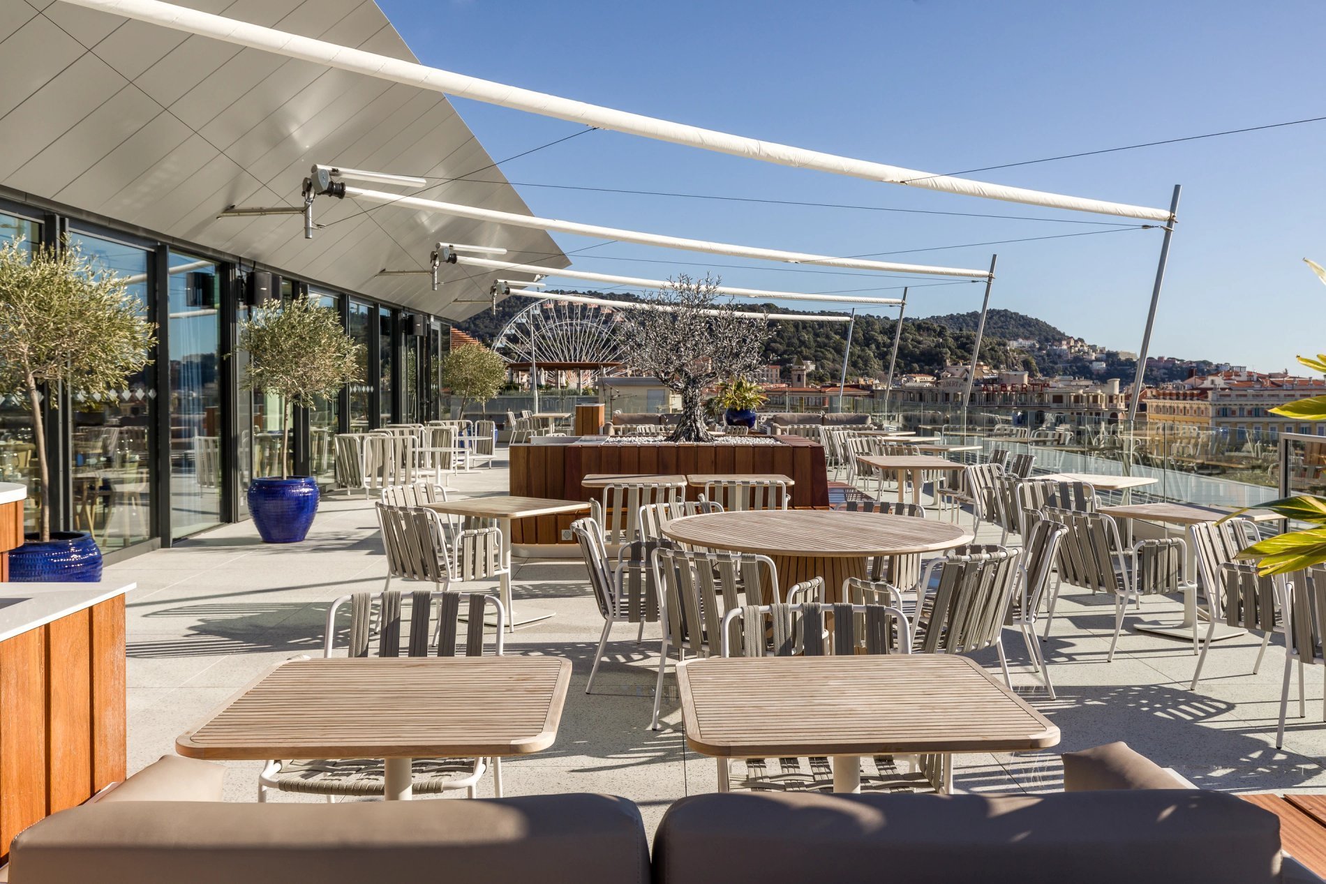 Rooftop Maison Albar - Le Victoria: tables, chairs, vegetation.