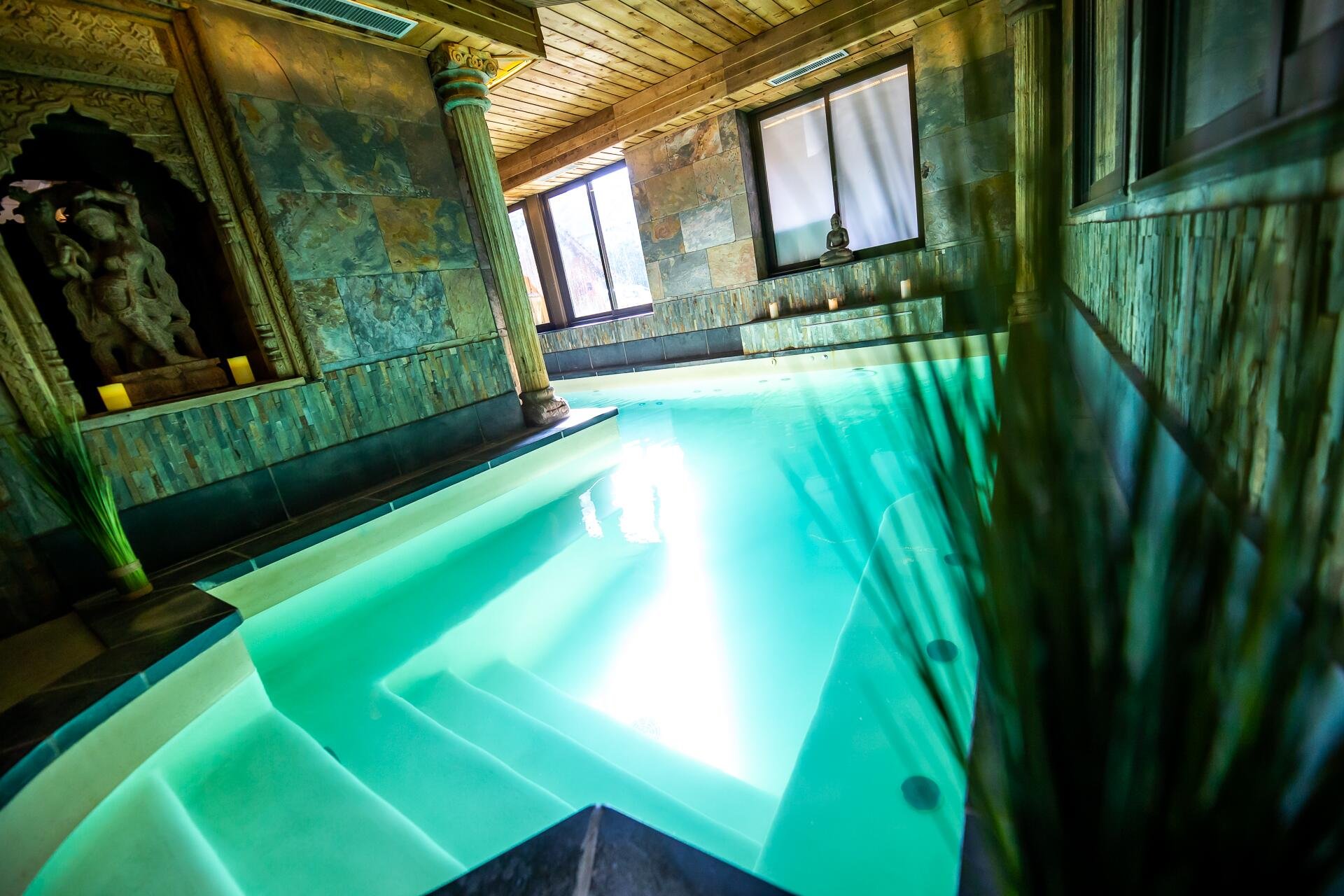Piscine, espace bien-être, sauna et hammam pendant votre séjour en couple dans notre hôtel-spa-restaurant 3*** à Pont-L'Evêque en Normandie