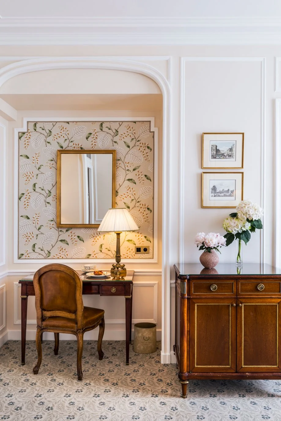 Détail floral et bureau élégant dans une chambre Prestige de l’Hôtel San Régis, ambiance classique.