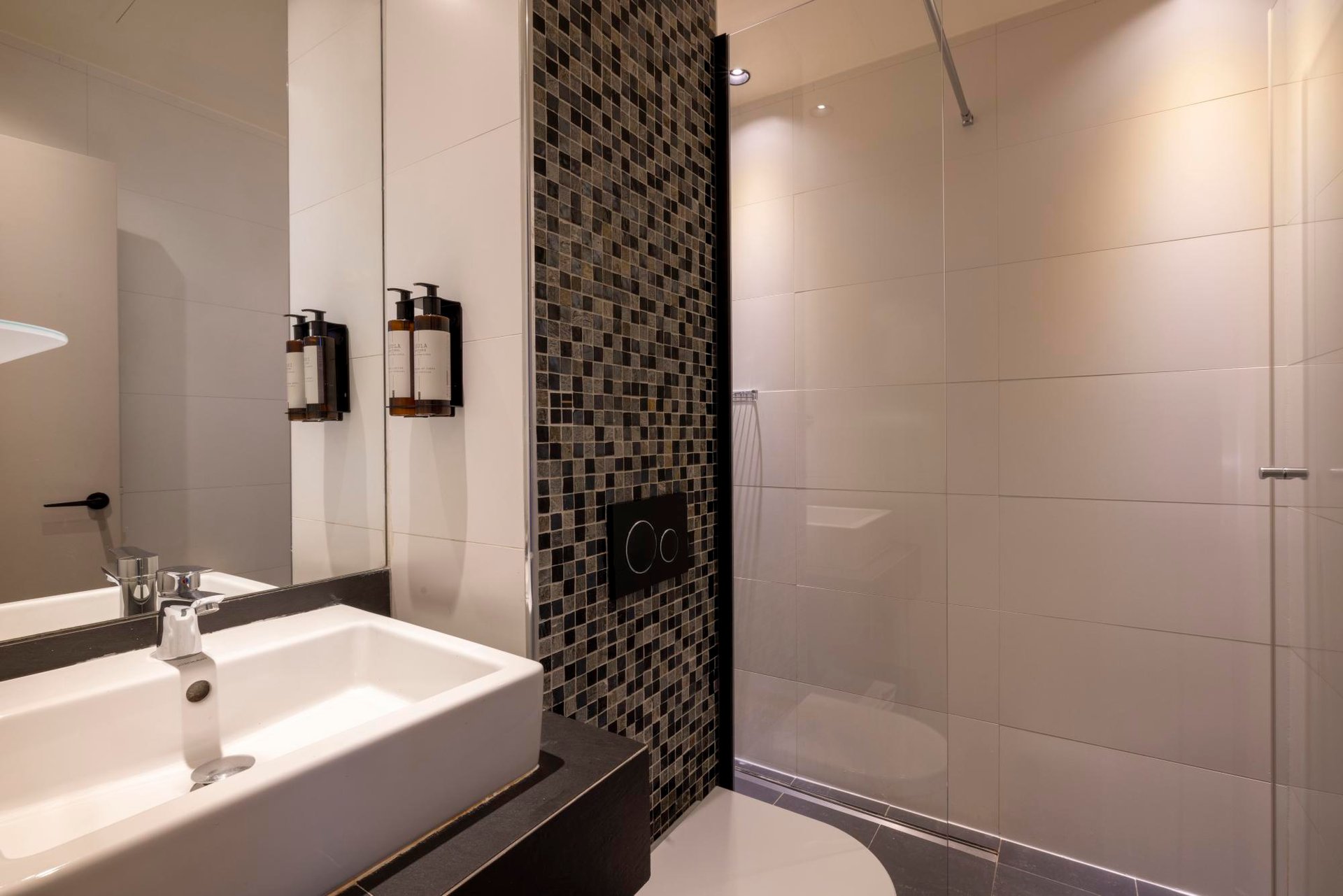 Hotel Toujours Classic Room Bathroom