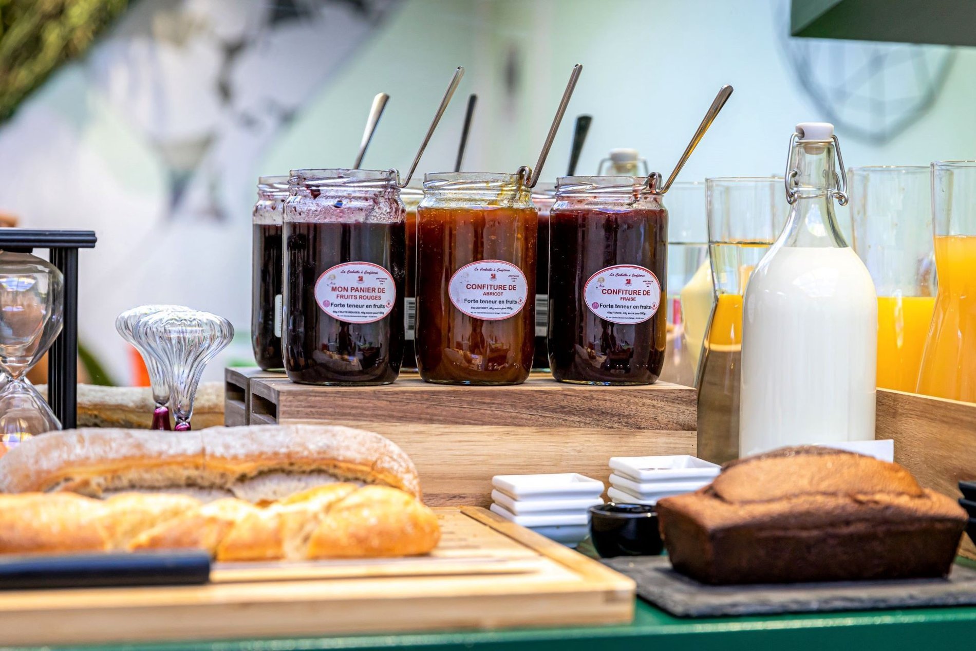 Buffet petit-déjeuner de l'Hôtel Ariane Montparnasse avec viennoiseries, pains frais, boissons chaudes, jus de fruits et produits gourmands à Paris 14