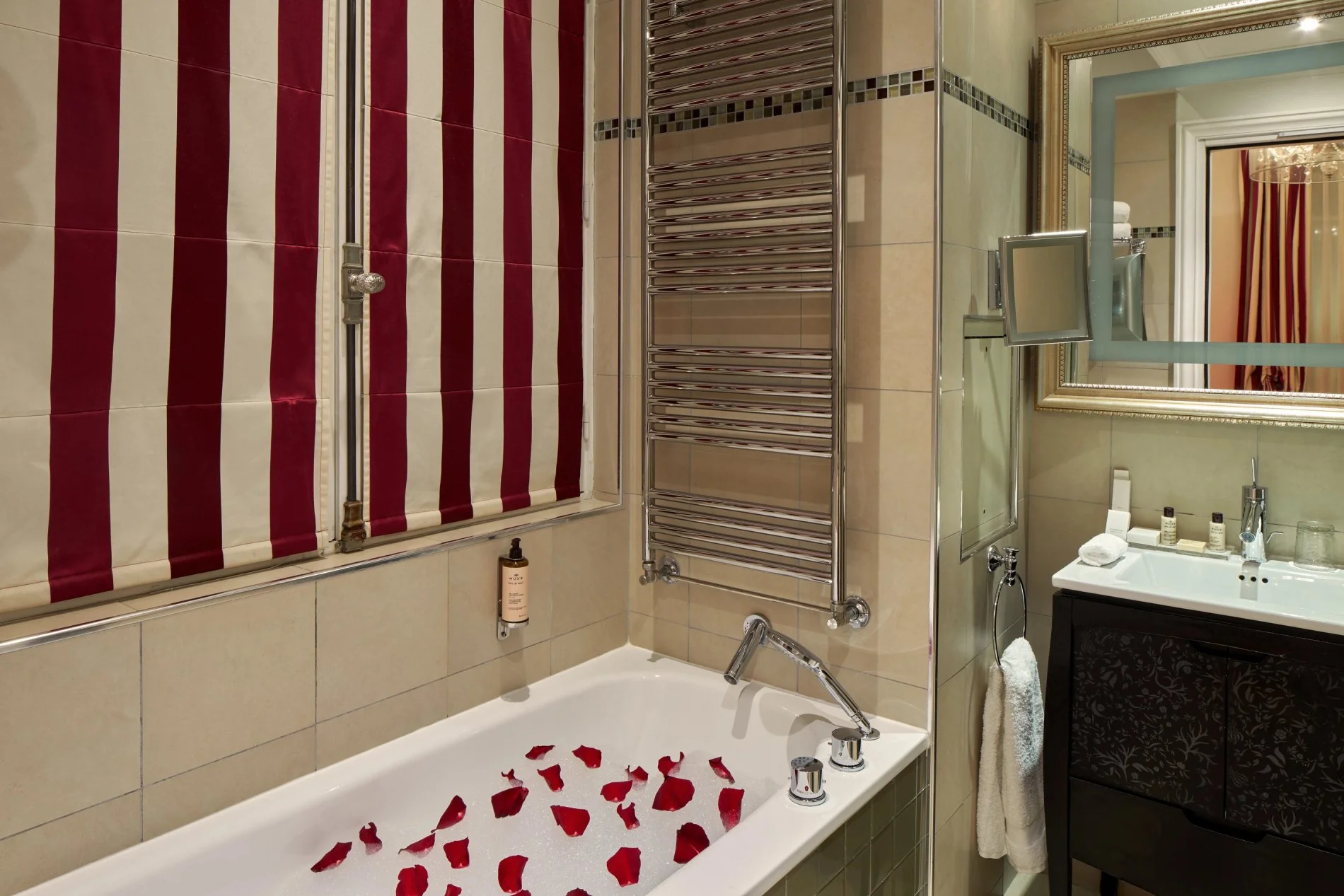 Majestic Hôtel-Spa Junior Suite Deluxe Bathroom