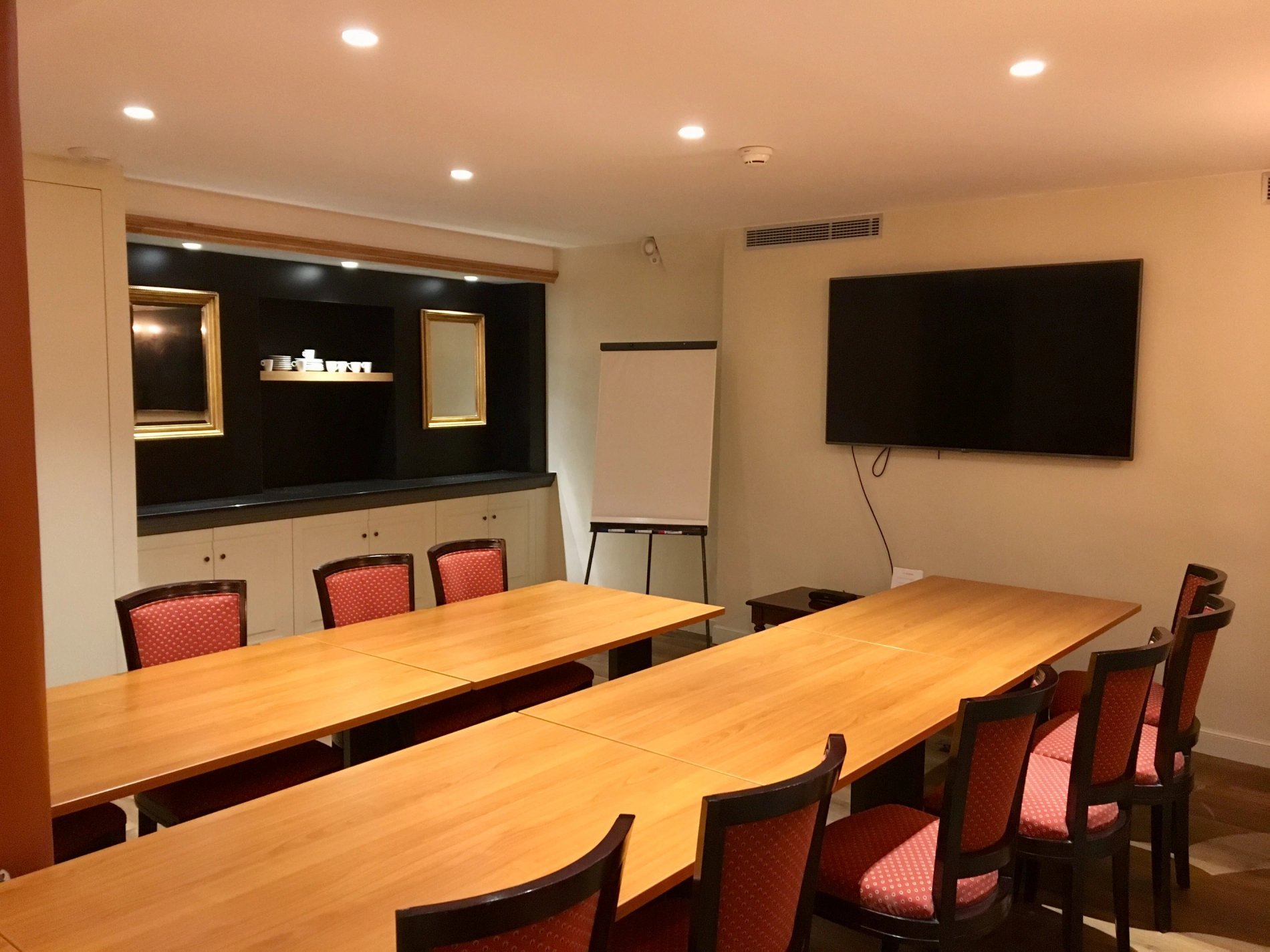 Salle de réunion moderne à l’Hôtel Ducs de Bourgogne, Paris