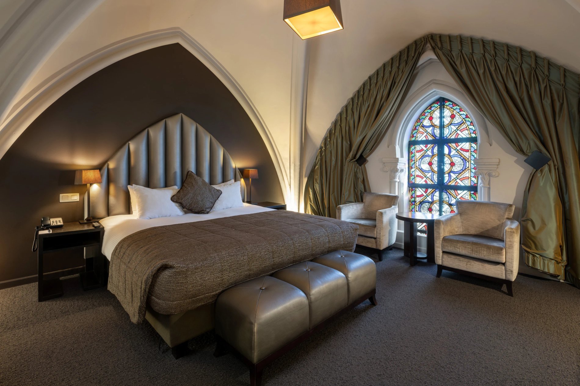 Chambre voûtée avec vitraux à l'hôtel Martin's Patershof, ancienne église à Malines.
