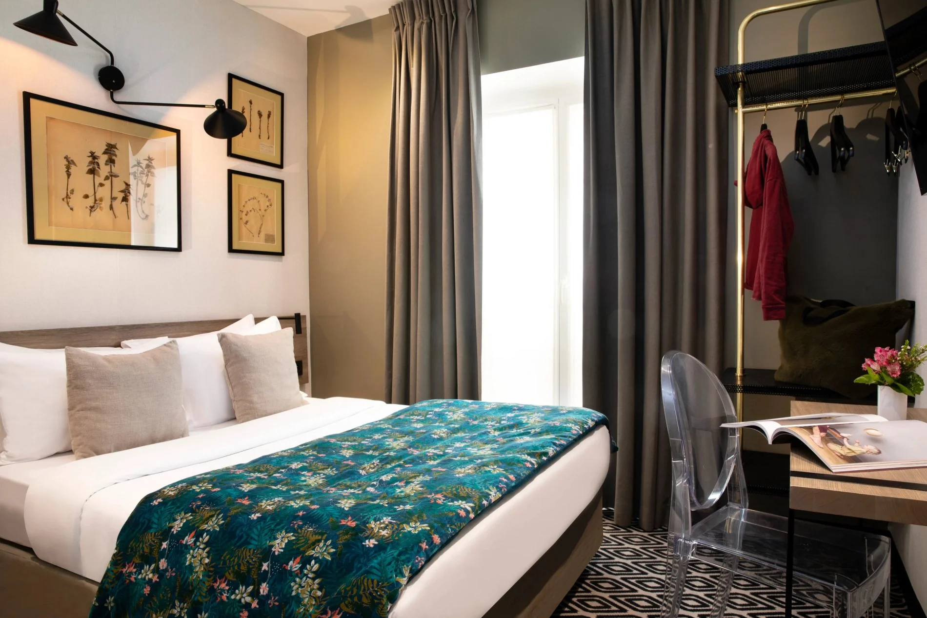 Hotel Maxim Quartier Latin Classic Room Desk