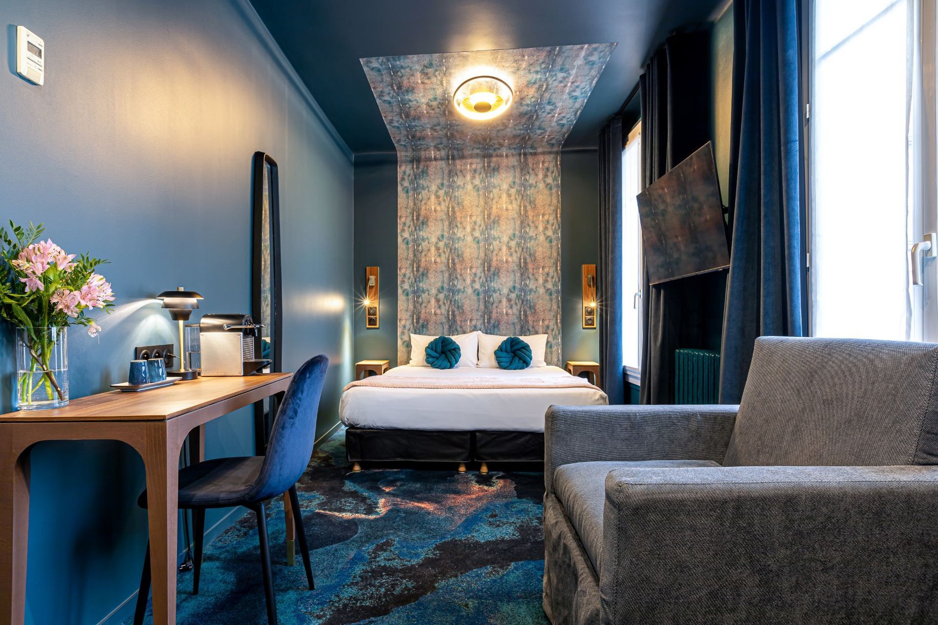 Chambre Supérieure Zen de l’Hôtel Glasgow Monceau à Paris avec lit queen size, canapé et espace de travail