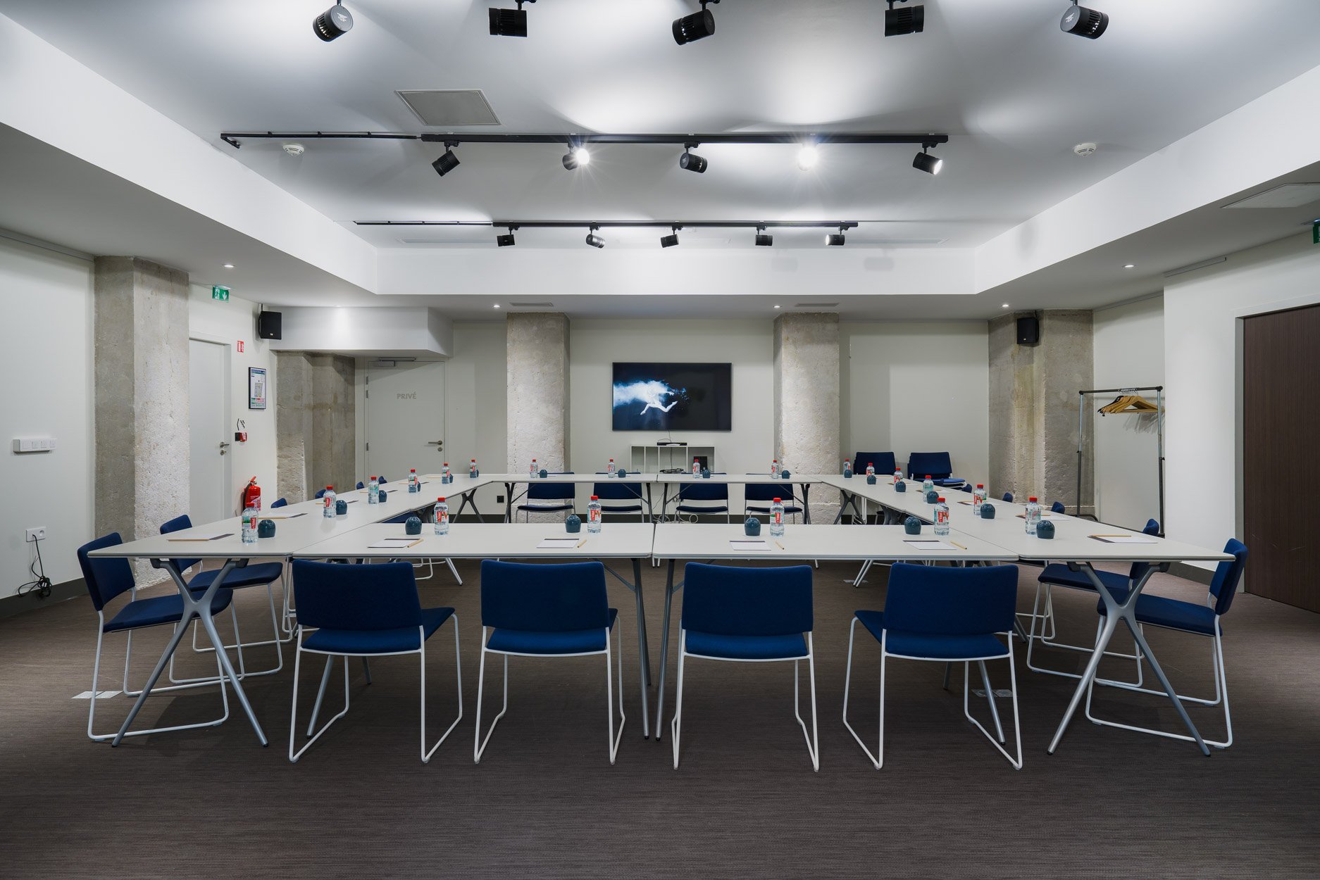 Your events or seminars: meeting room in the former safe room, Little Nô room in the Lobby, Rooftop restaurant for cocktails, business lunches or dinners.