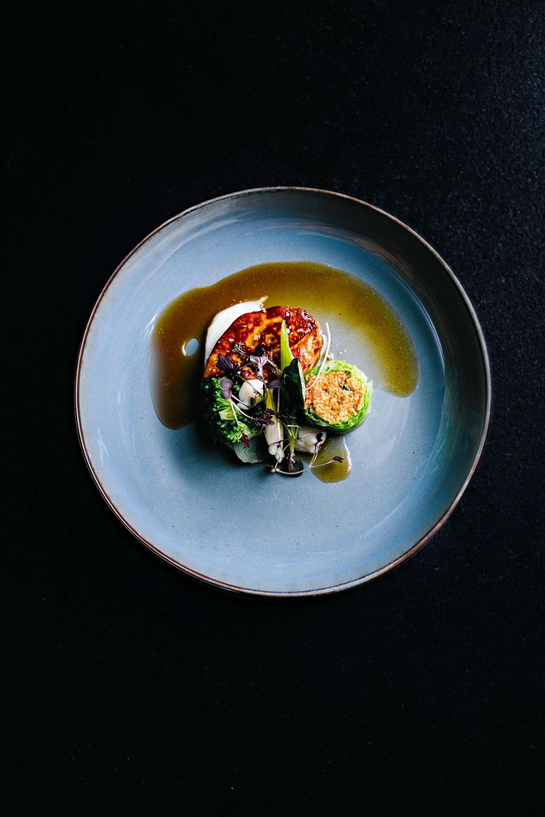 Plat gastronomique du restaurant Coretta à Paris, cuisine française créative à proximité de l’Hôtel Glasgow Monceau