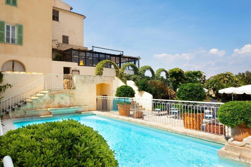 Piscine extérieure de la Maison Bérard, hôtel de charme avec vue sur les collines de Provence.