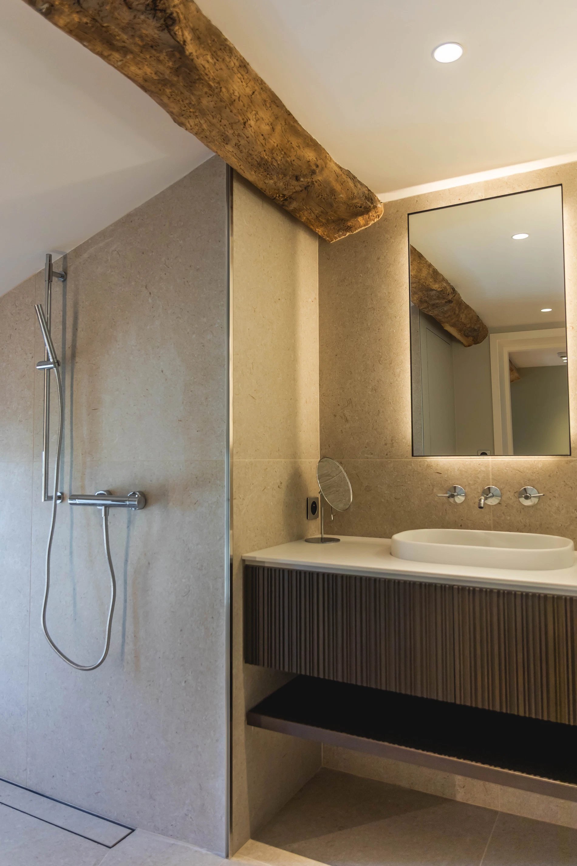 Salle de bain avec poutre apparente dans la Chambre Charme de la Villa des Vignes