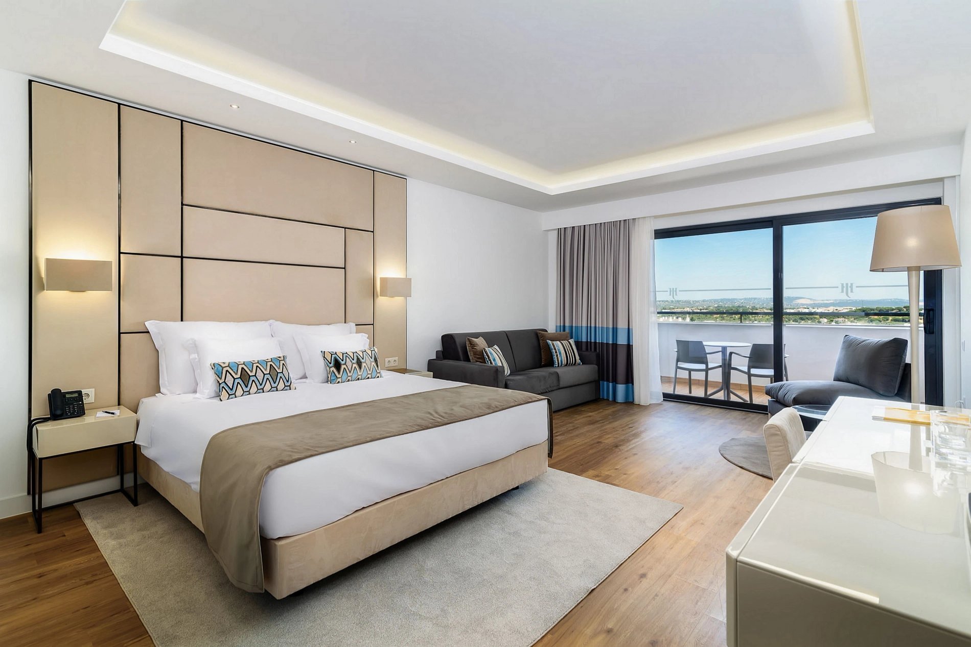 Chambre classique spacieuse et confortable avec canapé et balcon au Jupiter Albufeira Hôtel