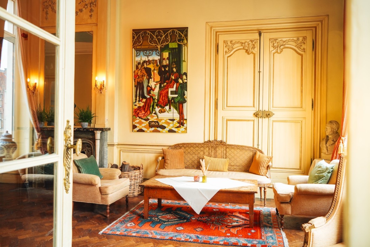 Martin's Relais 4****, Woonkamer met elegant meubilair en warme sfeer in Martin's Relais.