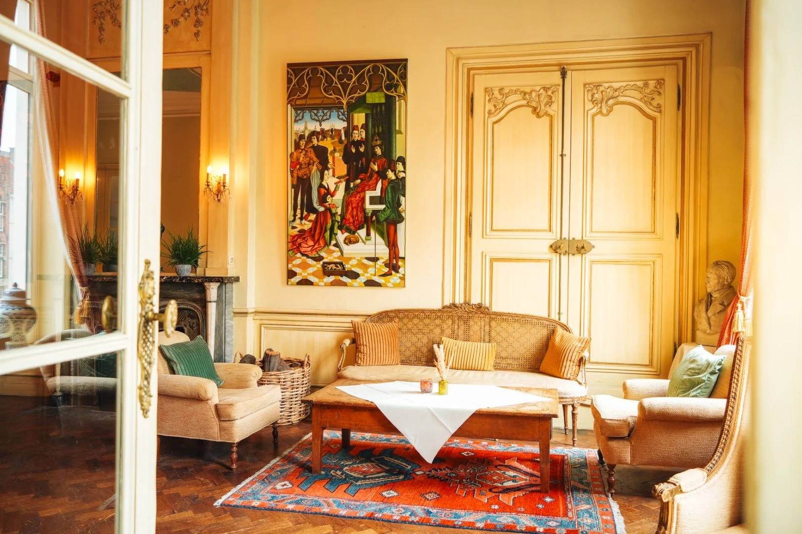 Salon avec mobilier élégant et ambiance chaleureuse au Martin's Relais.