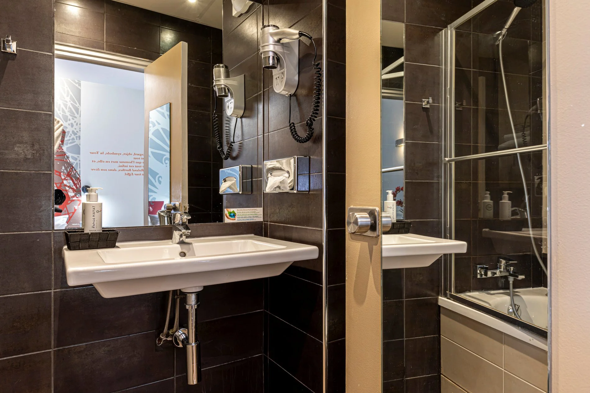 Salle de bain de la Chambre Double Eiffel de l'Hôtel Alpha Paris Eiffel.