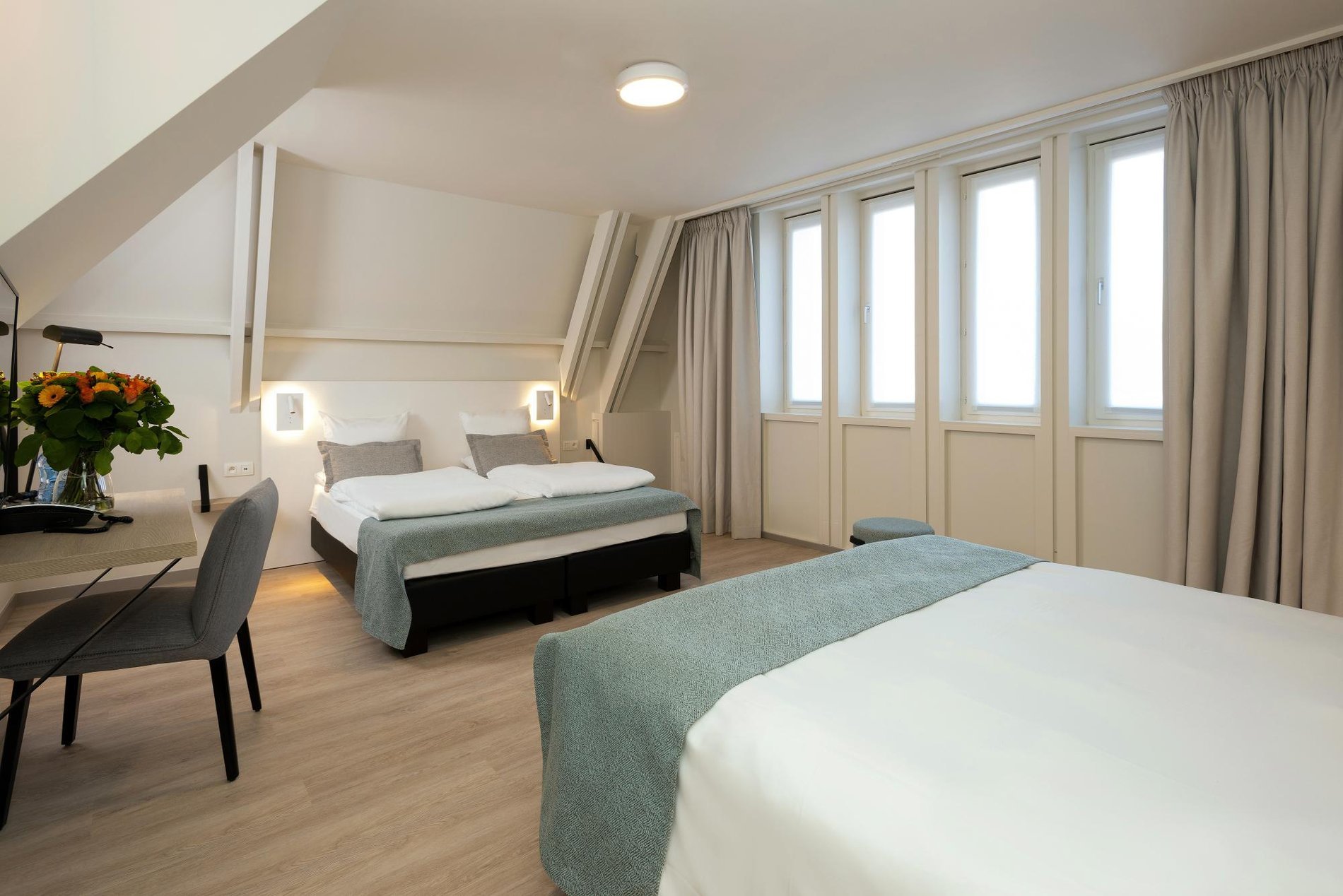 Helles Zimmer mit Stadtblick und gepflegter Dekoration im Martin's Brugge