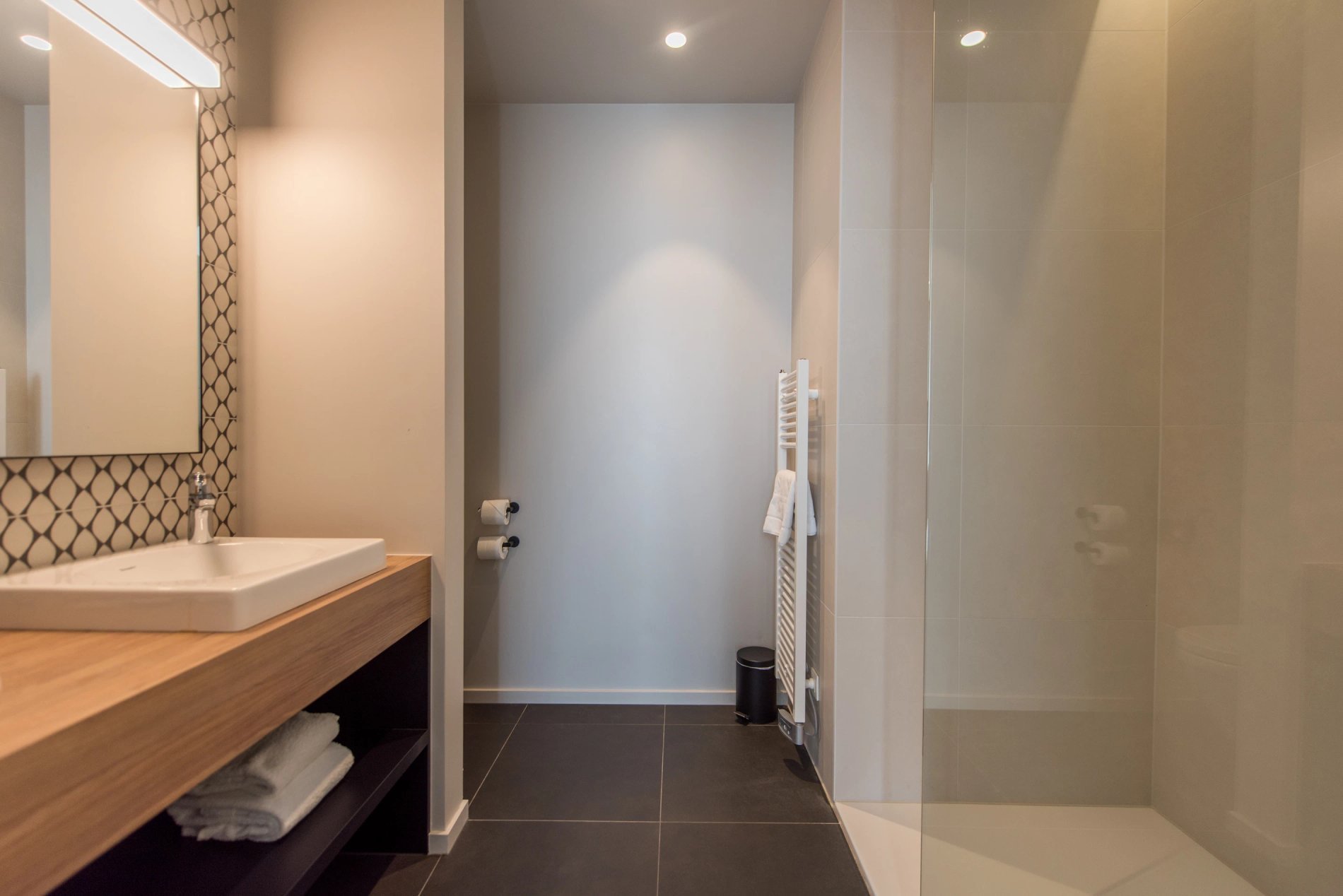 Moderne badkamer met inloopdouche in de Exceptional Garden kamer.