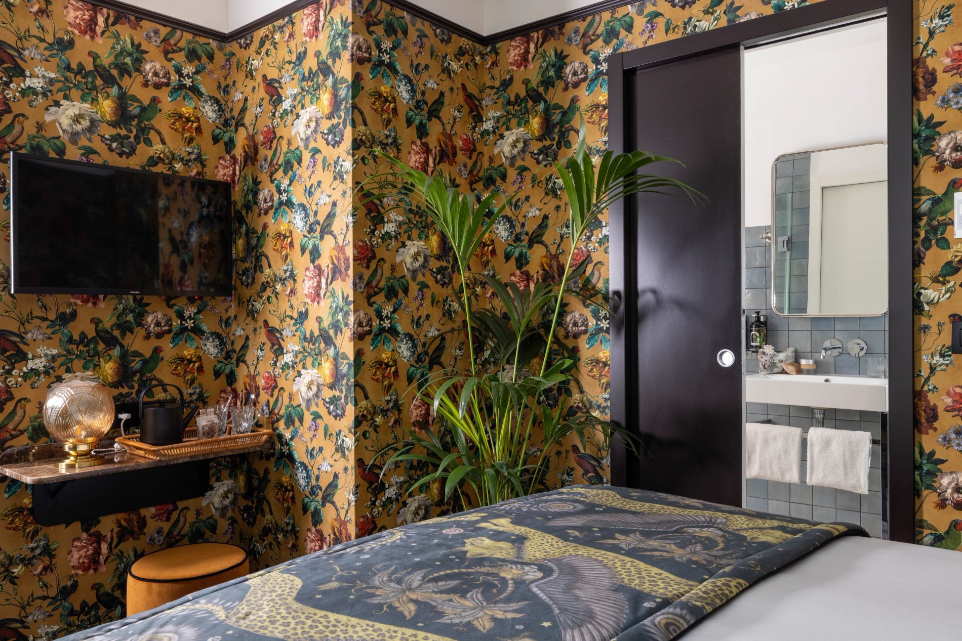 Hotel Ginette à la Folie Classic Room Desk Bathroom