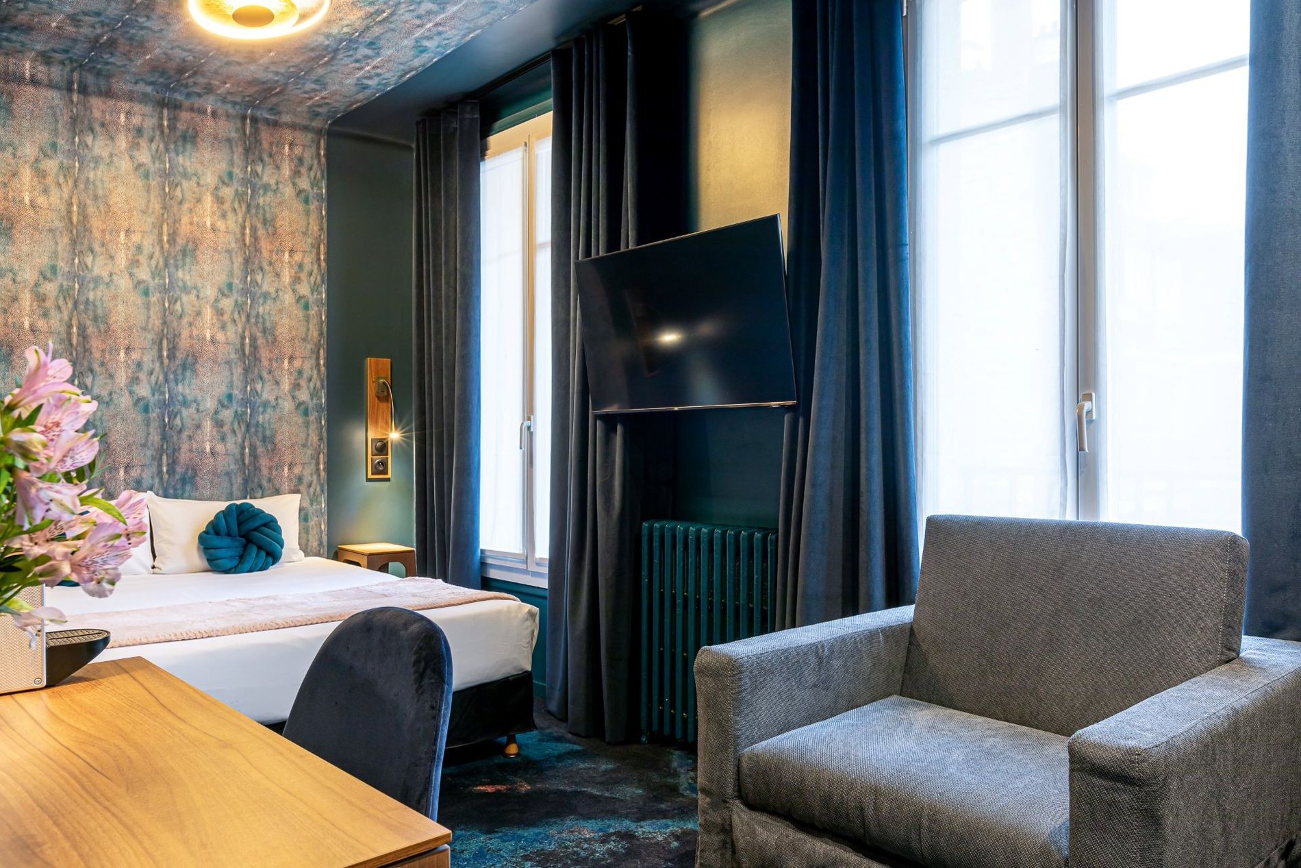 Chambre Supérieure Zen de l’Hôtel Glasgow Monceau à Paris avec fauteuil, télévision et grande fenêtre lumineuse