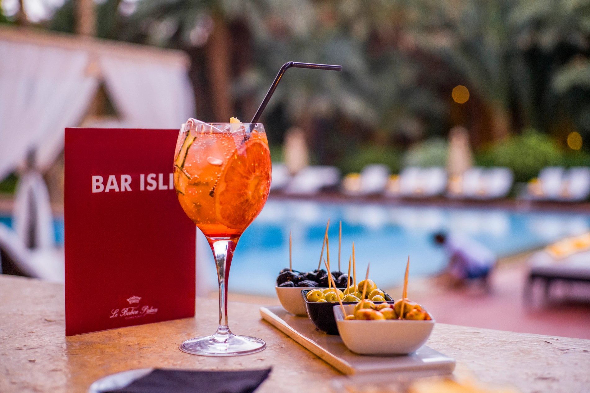 Cocktail rafraîchissant au bord de la piscine au Bar Island du Berbère Palace