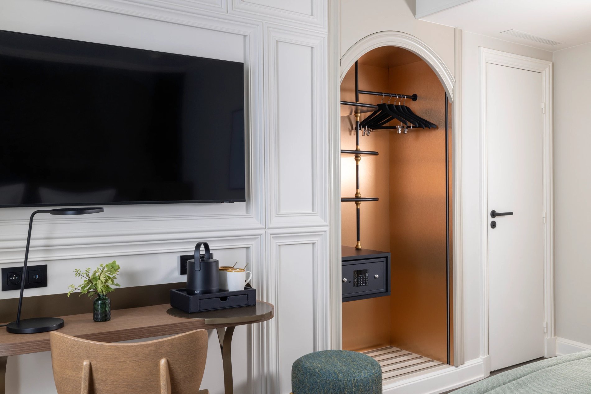 Hotel L'Ormaie Superior Room Desk Closet