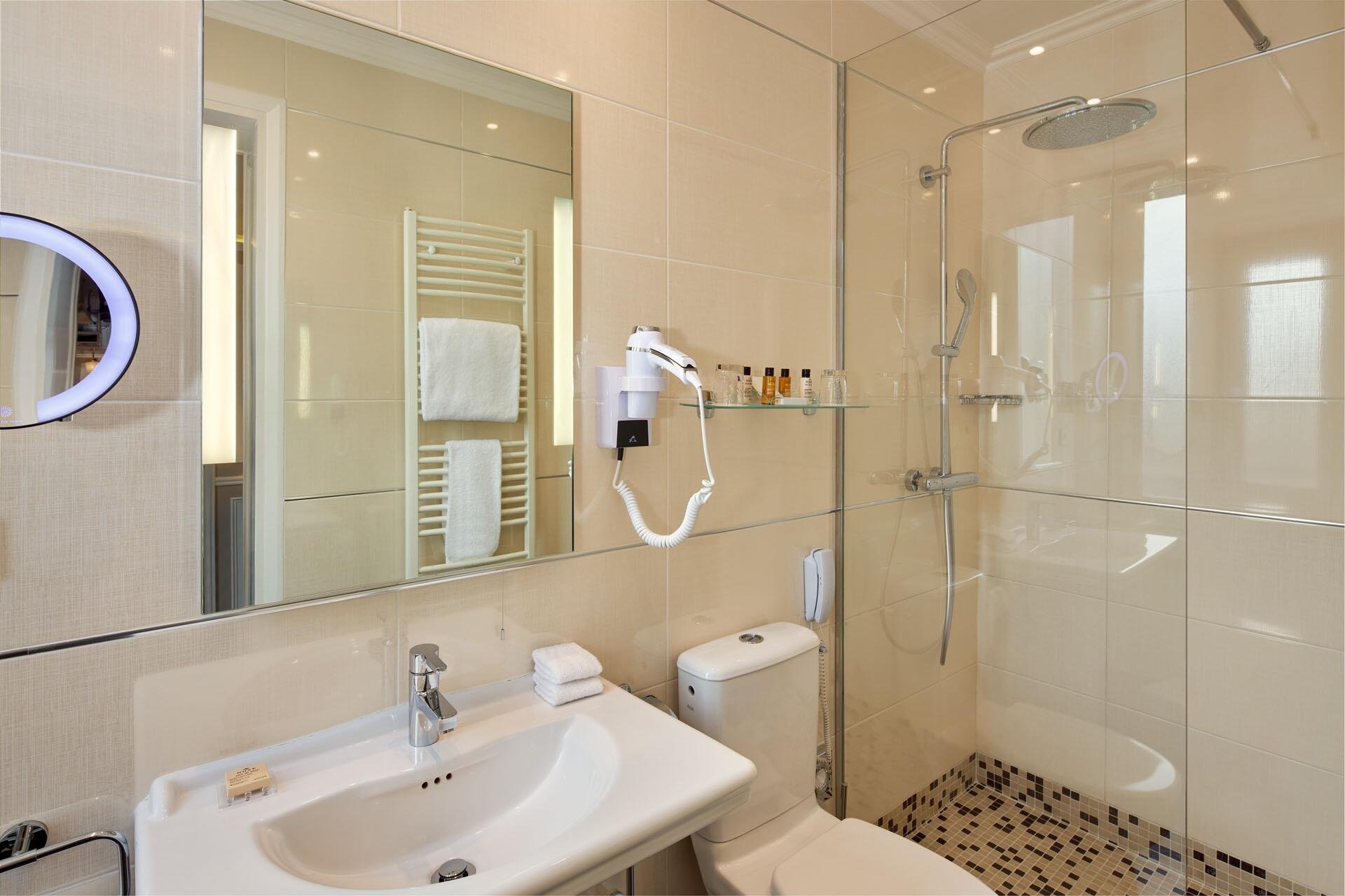 Hotel Regina Louvre Prestige Room Bathroom
