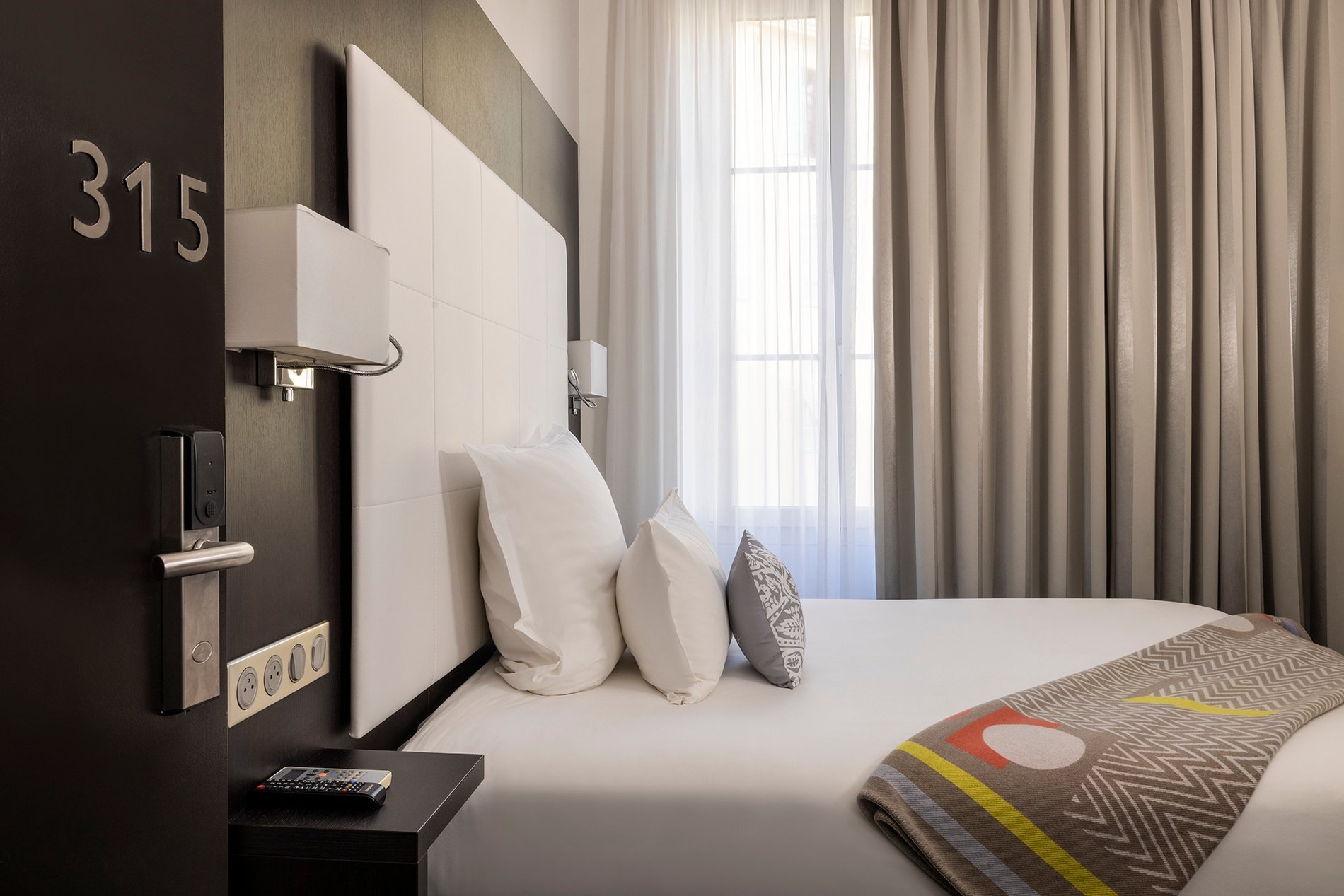 Hotel 64 Nice | Room with king size bed Nice city center